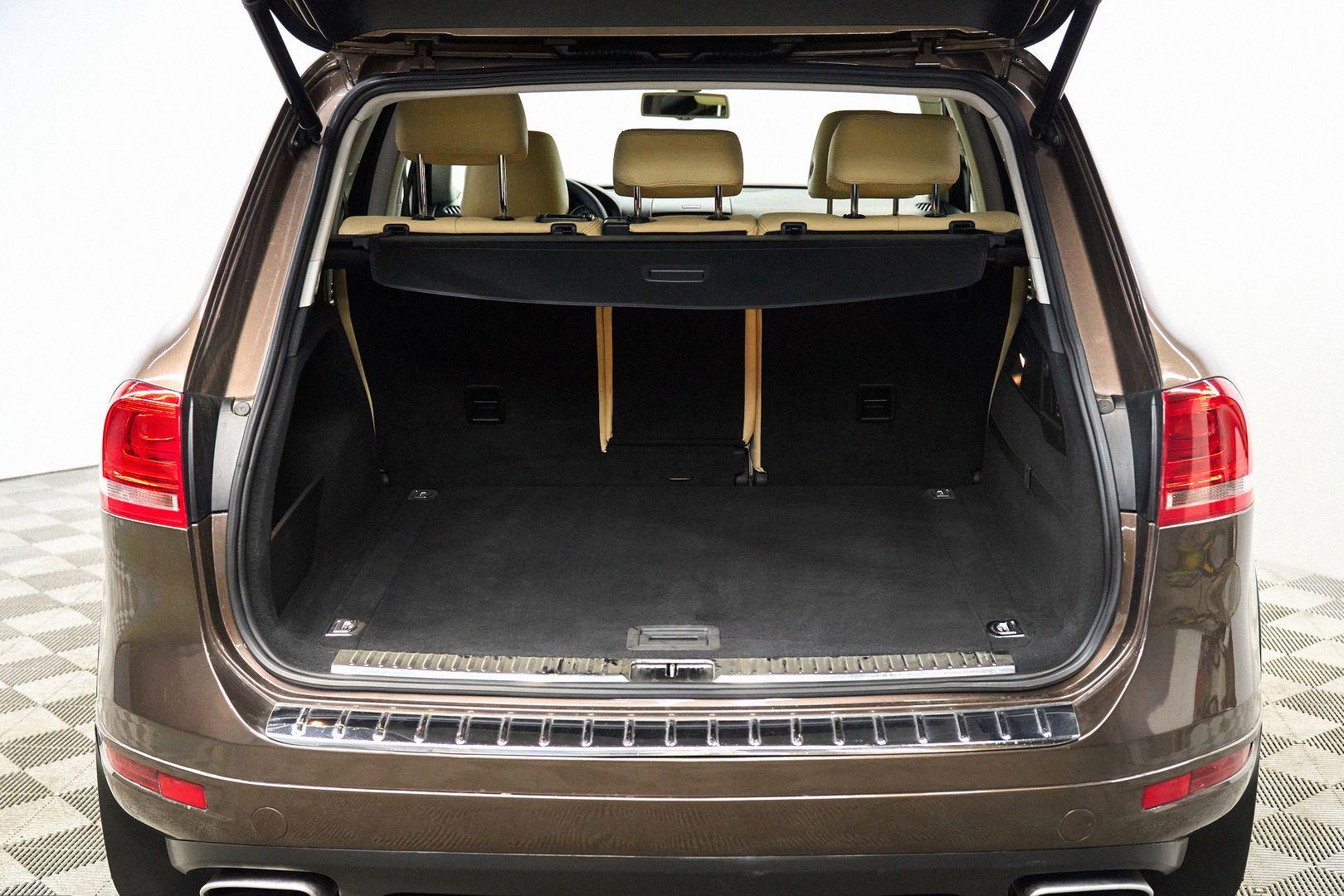 Volkswagen Touareg 2012, коричневый