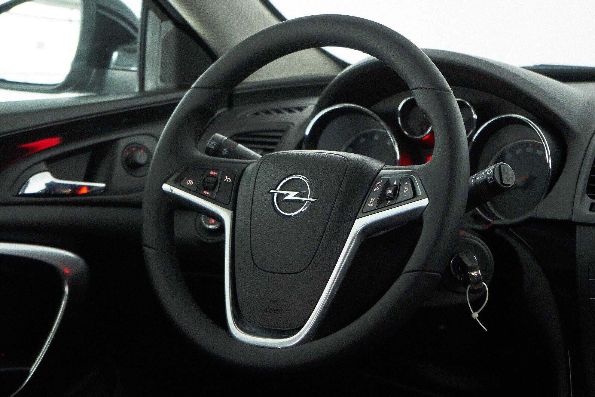 Opel Insignia 2011, черный