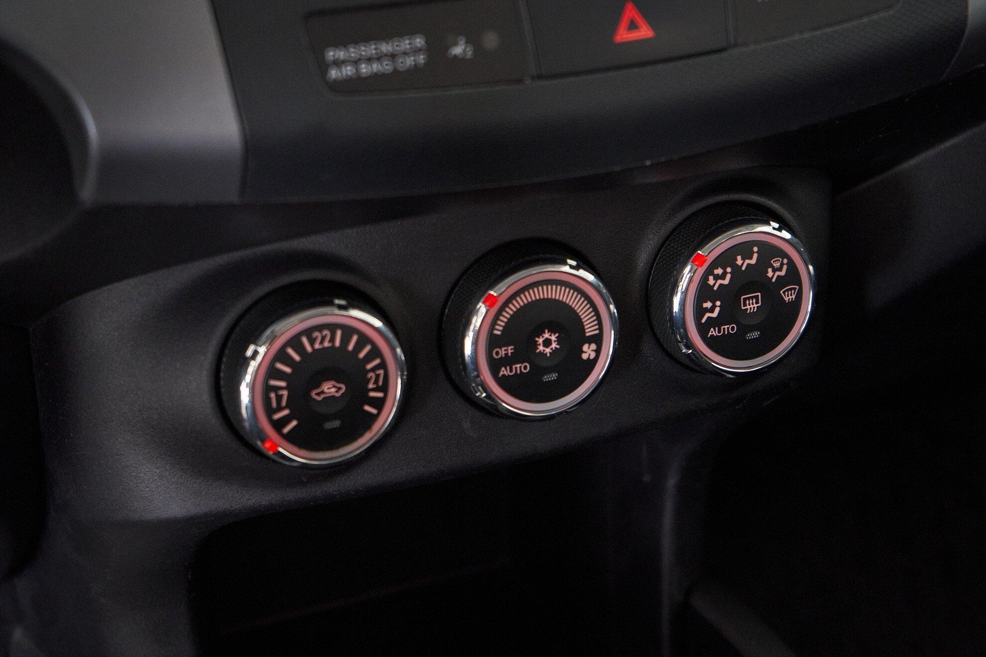 Mitsubishi Outlander 2010, белый