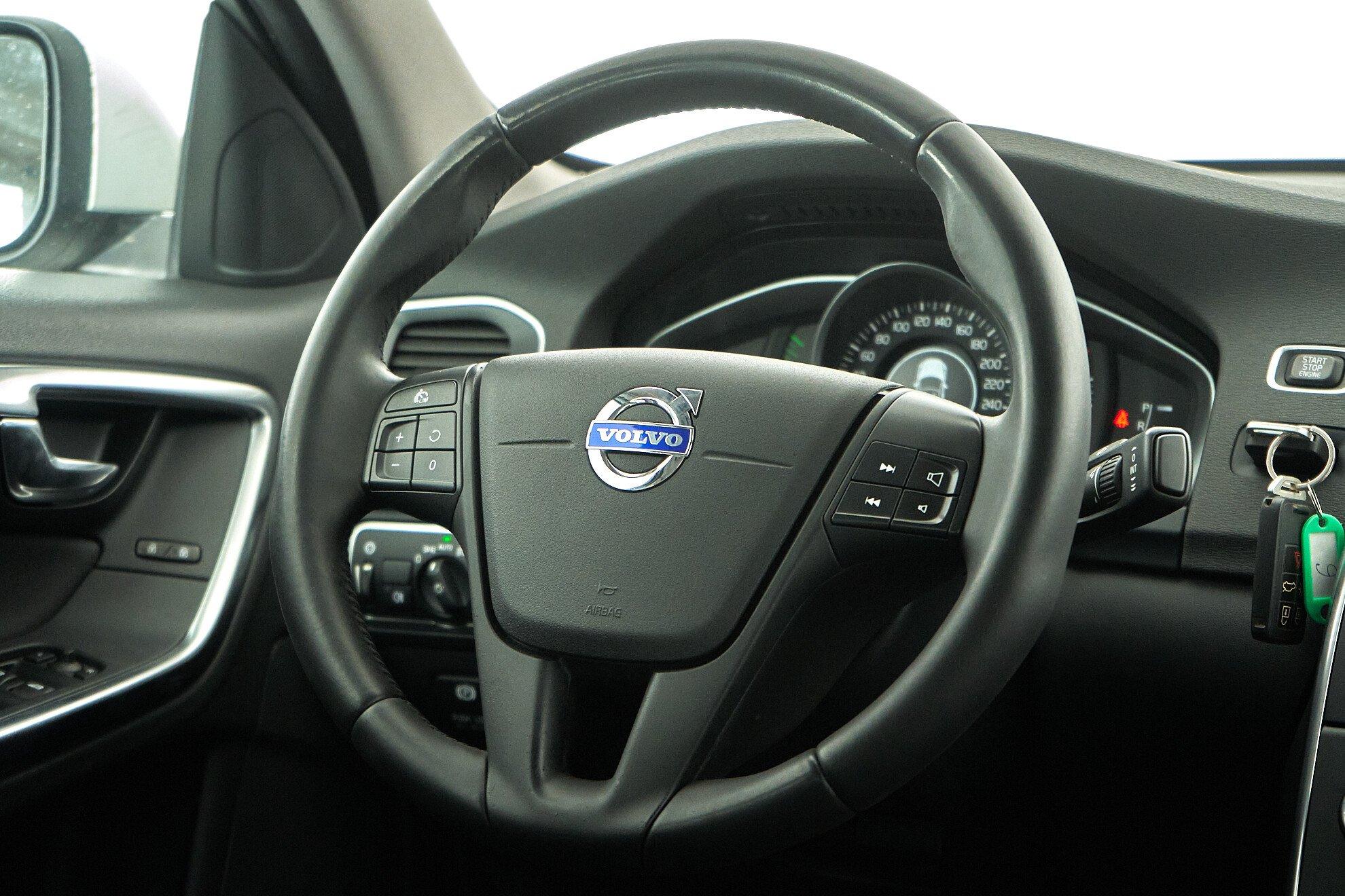 Volvo S60 2014, белый