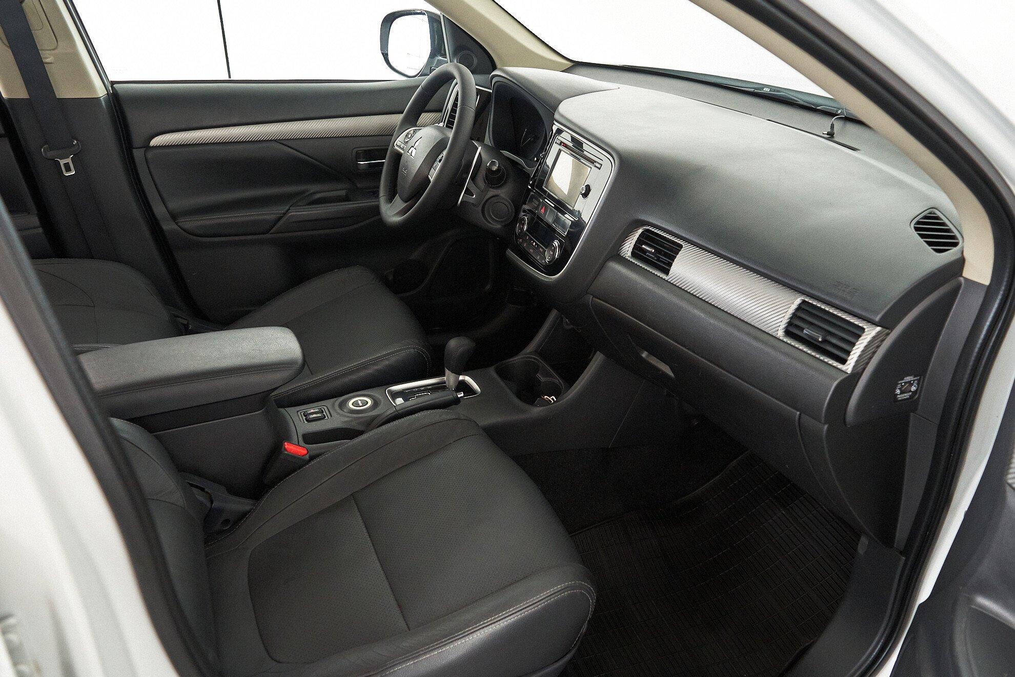 Mitsubishi Outlander 2014, белый