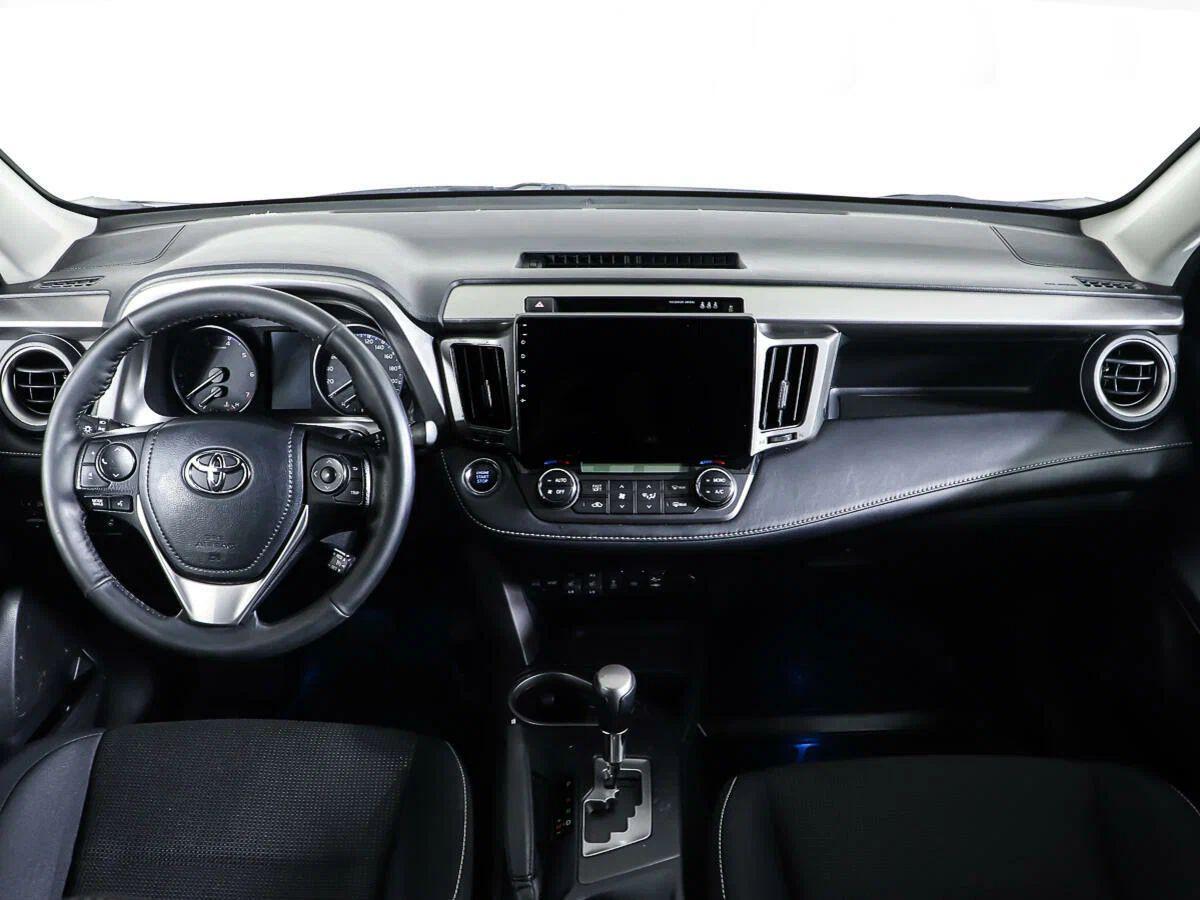 Toyota RAV4 2018, белый
