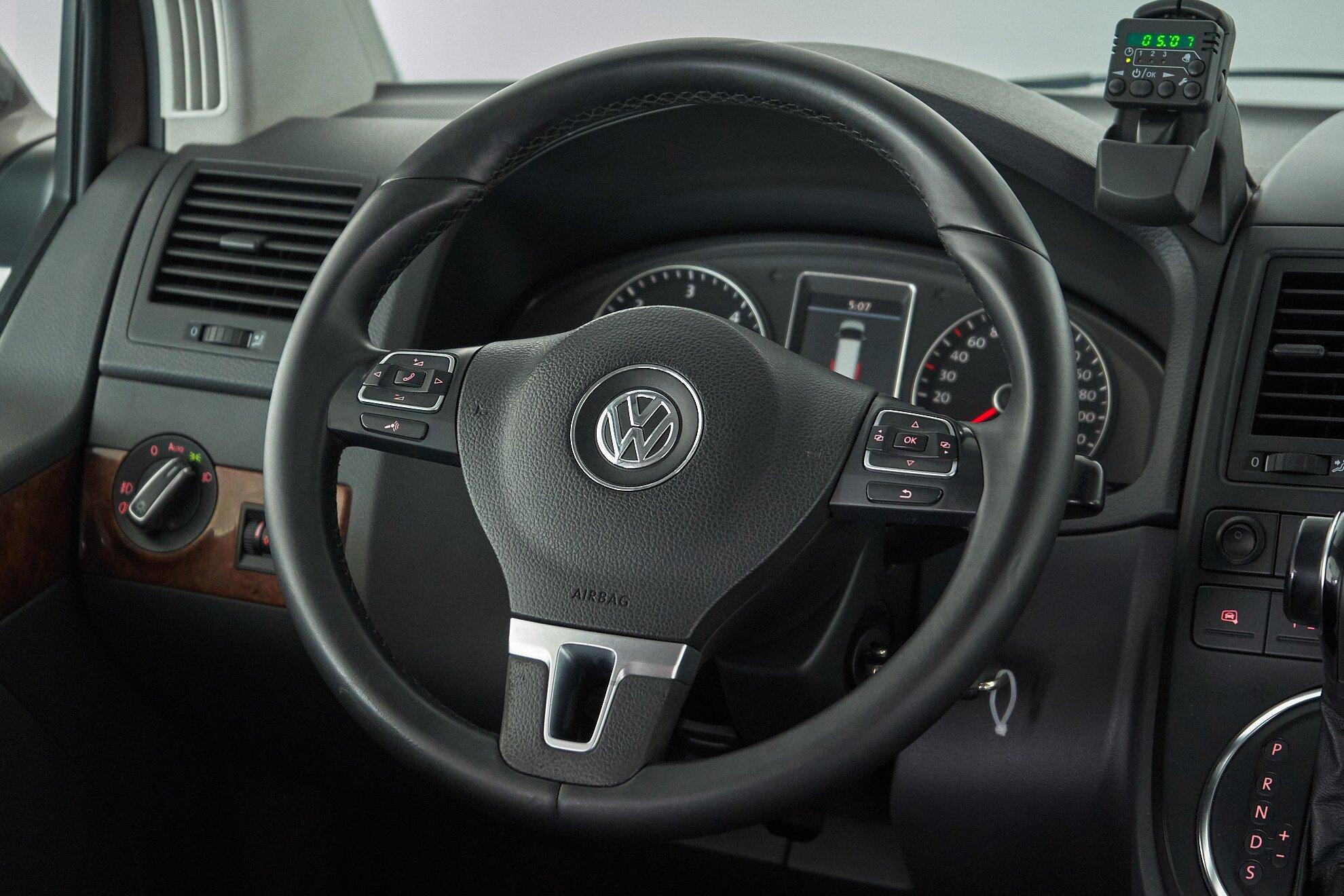 Volkswagen Multivan 2010, коричневый
