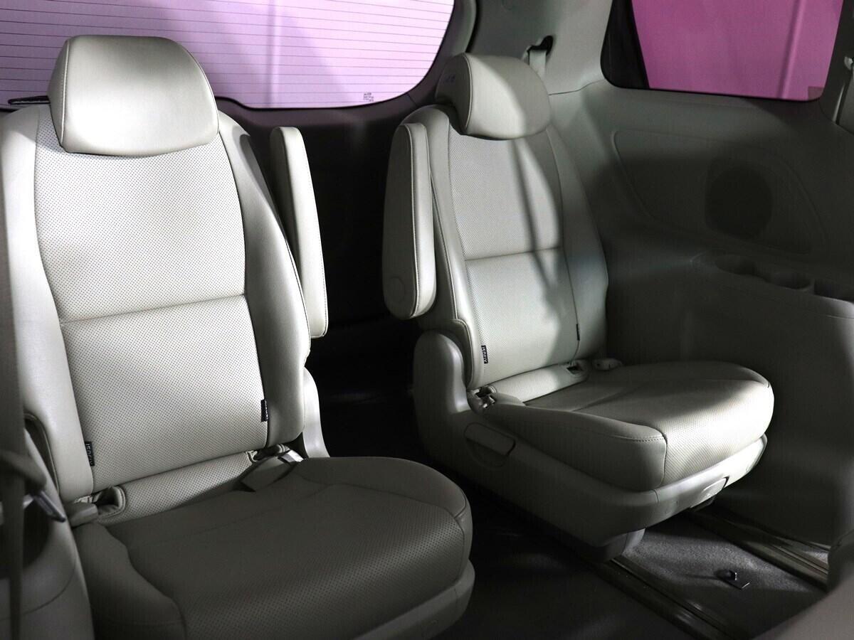 Kia Carnival 2017, серый