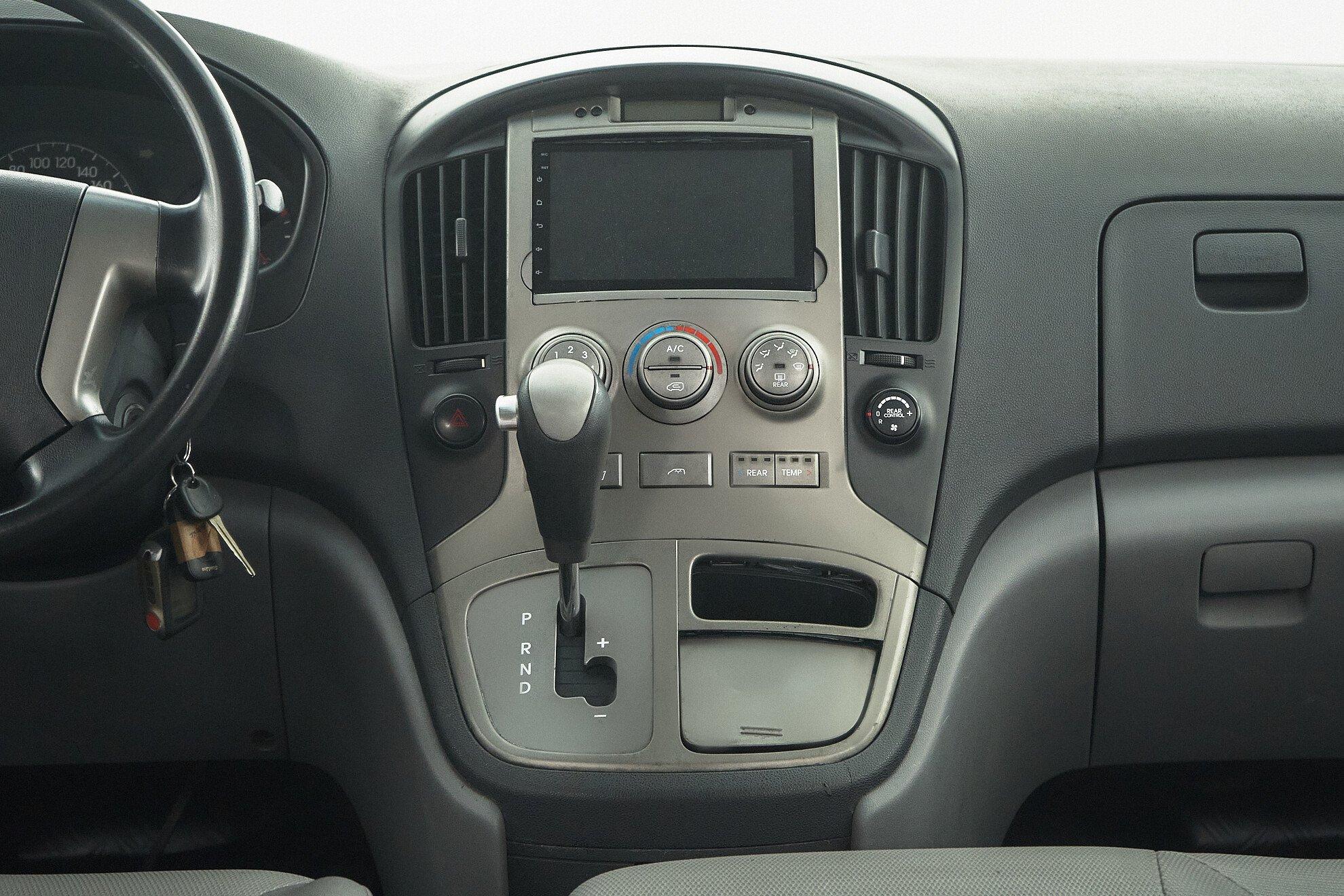 Hyundai Grand Starex 2013, серебряный