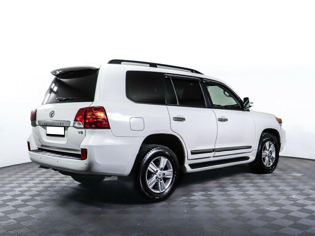 Toyota Land Cruiser 2015, белый