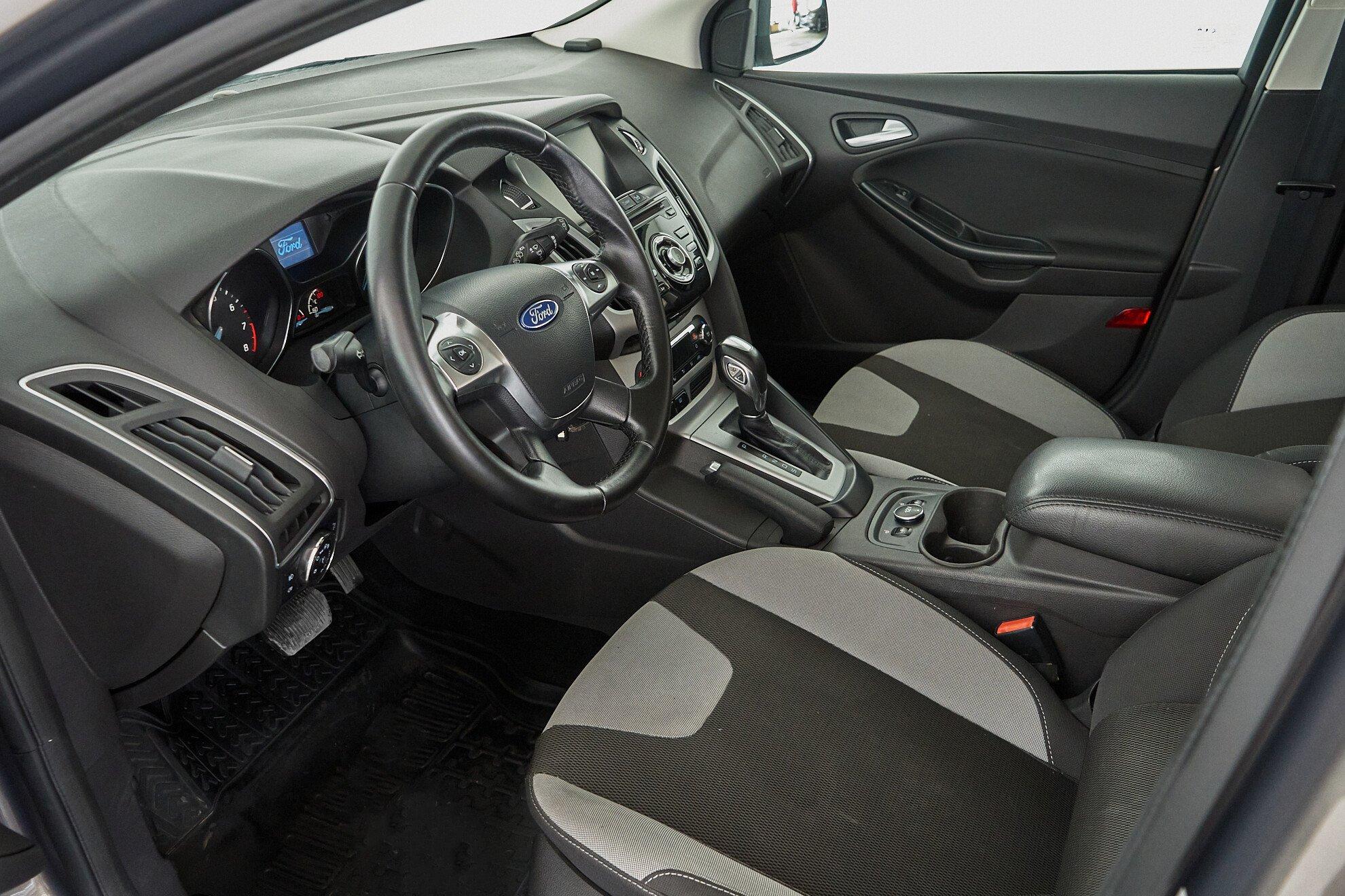 Ford Focus 2014, серый