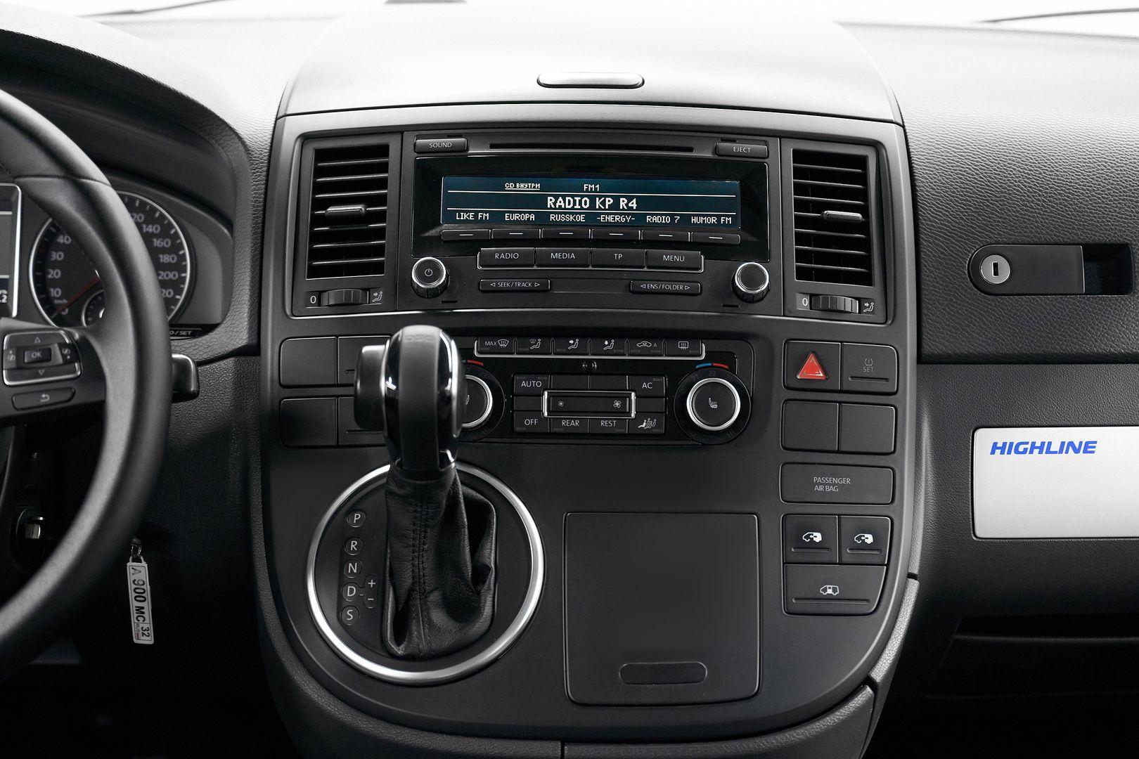 Volkswagen Multivan 2011, белый