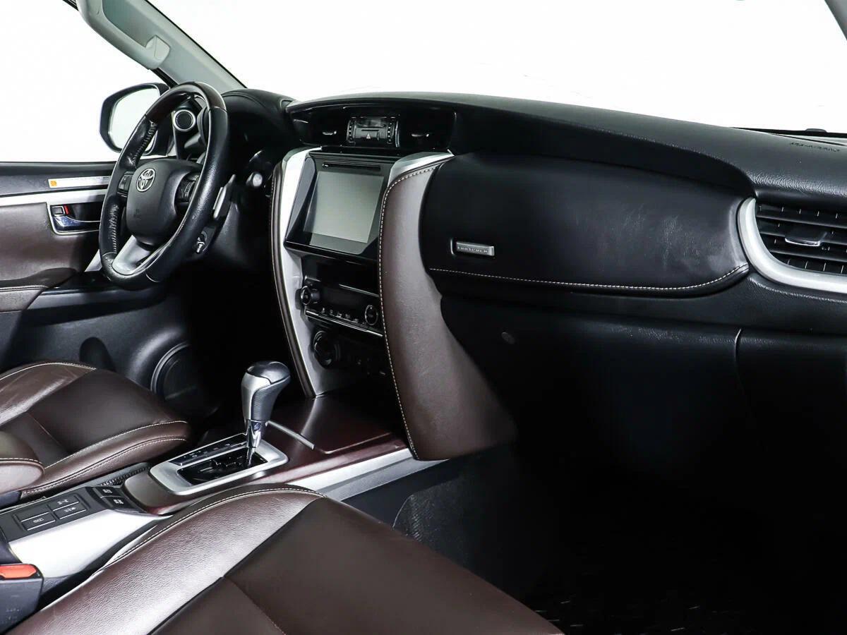 Toyota Fortuner 2016, серый