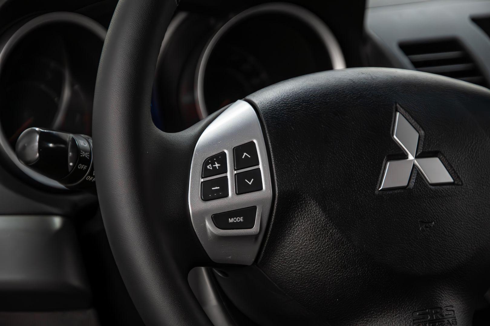 Mitsubishi Lancer 2012, белый