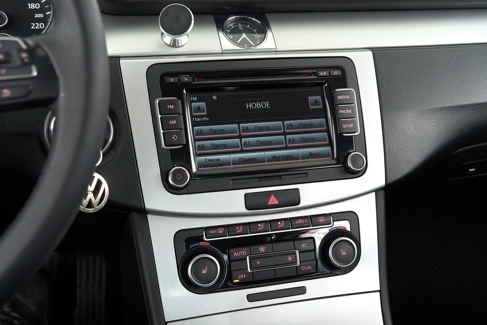 Volkswagen Passat 2011, синий
