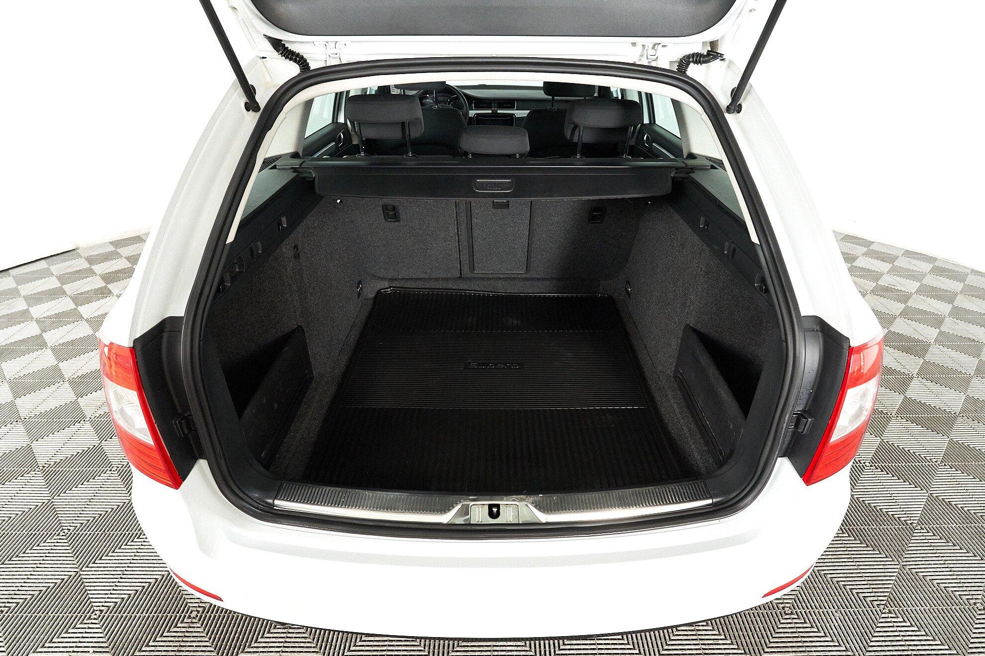 Skoda Superb 2014, белый