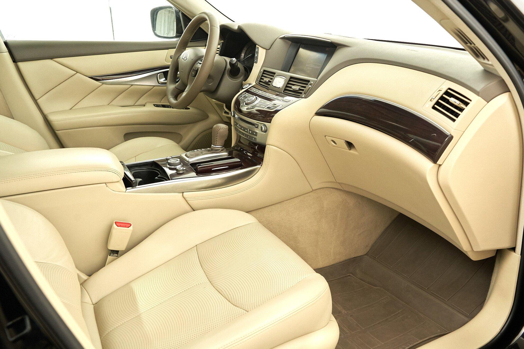 Infiniti Q70 2014, черный