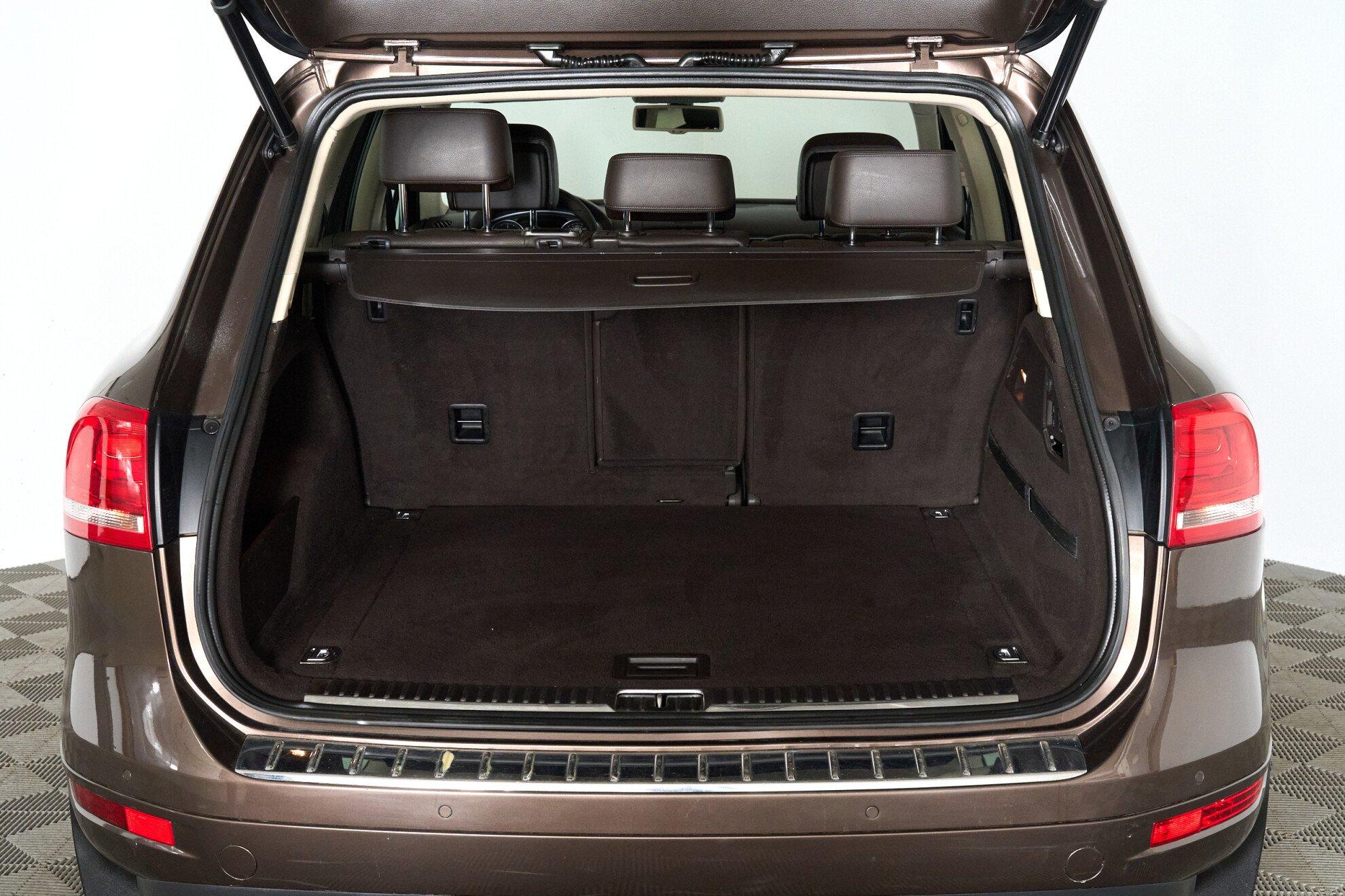 Volkswagen Touareg 2011, коричневый