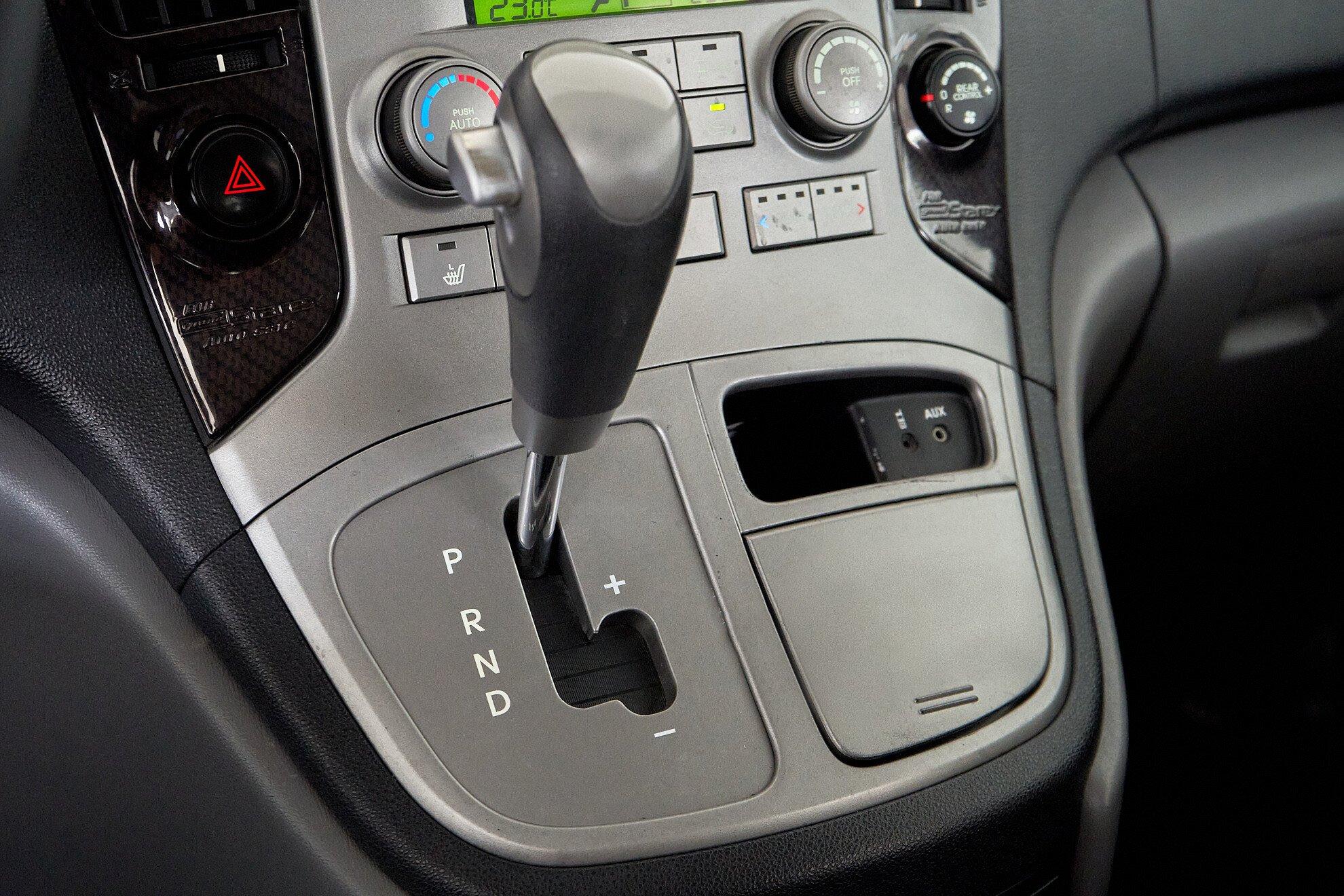 Hyundai Grand Starex 2012, серебряный