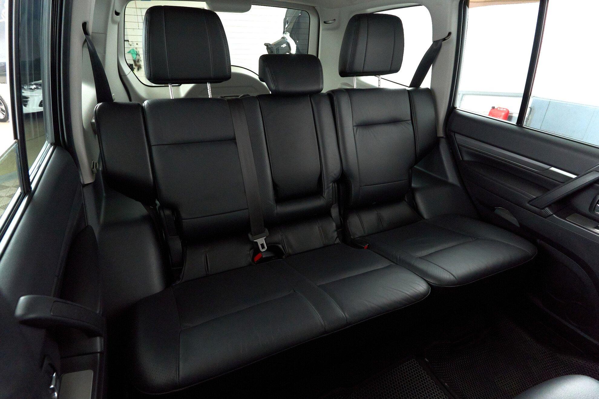 Mitsubishi Pajero 2010, серебряный