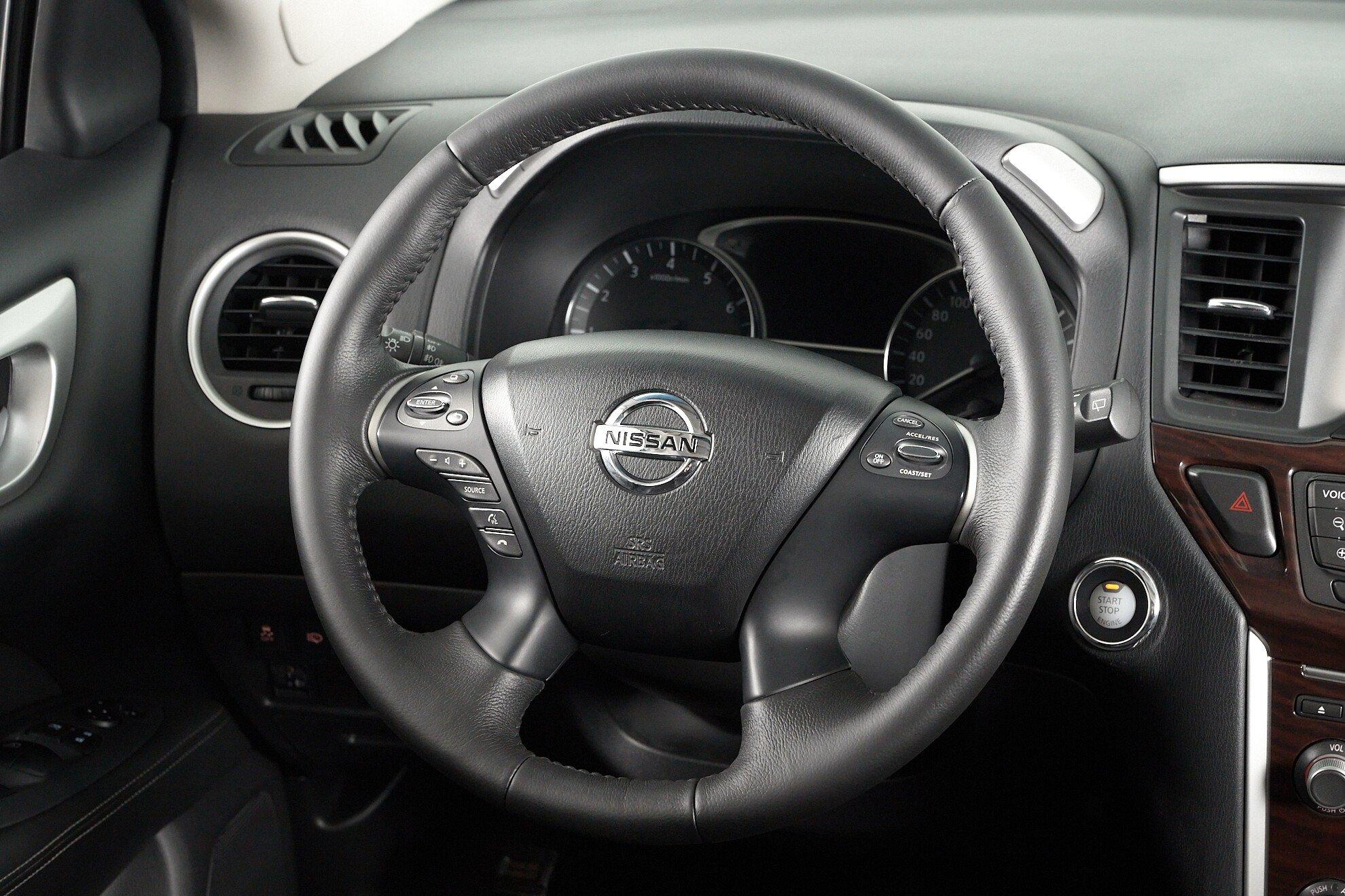 Nissan Pathfinder 2015, черный