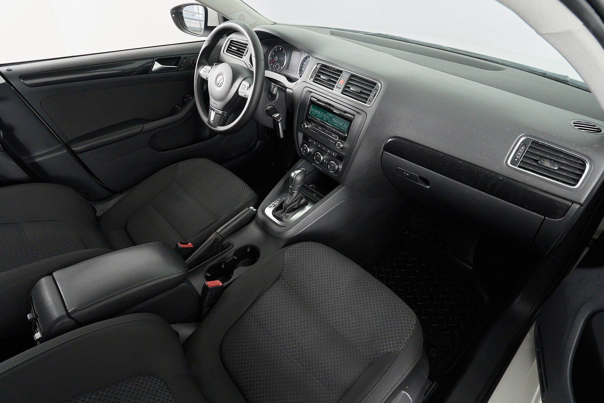 Volkswagen Jetta 2013, белый