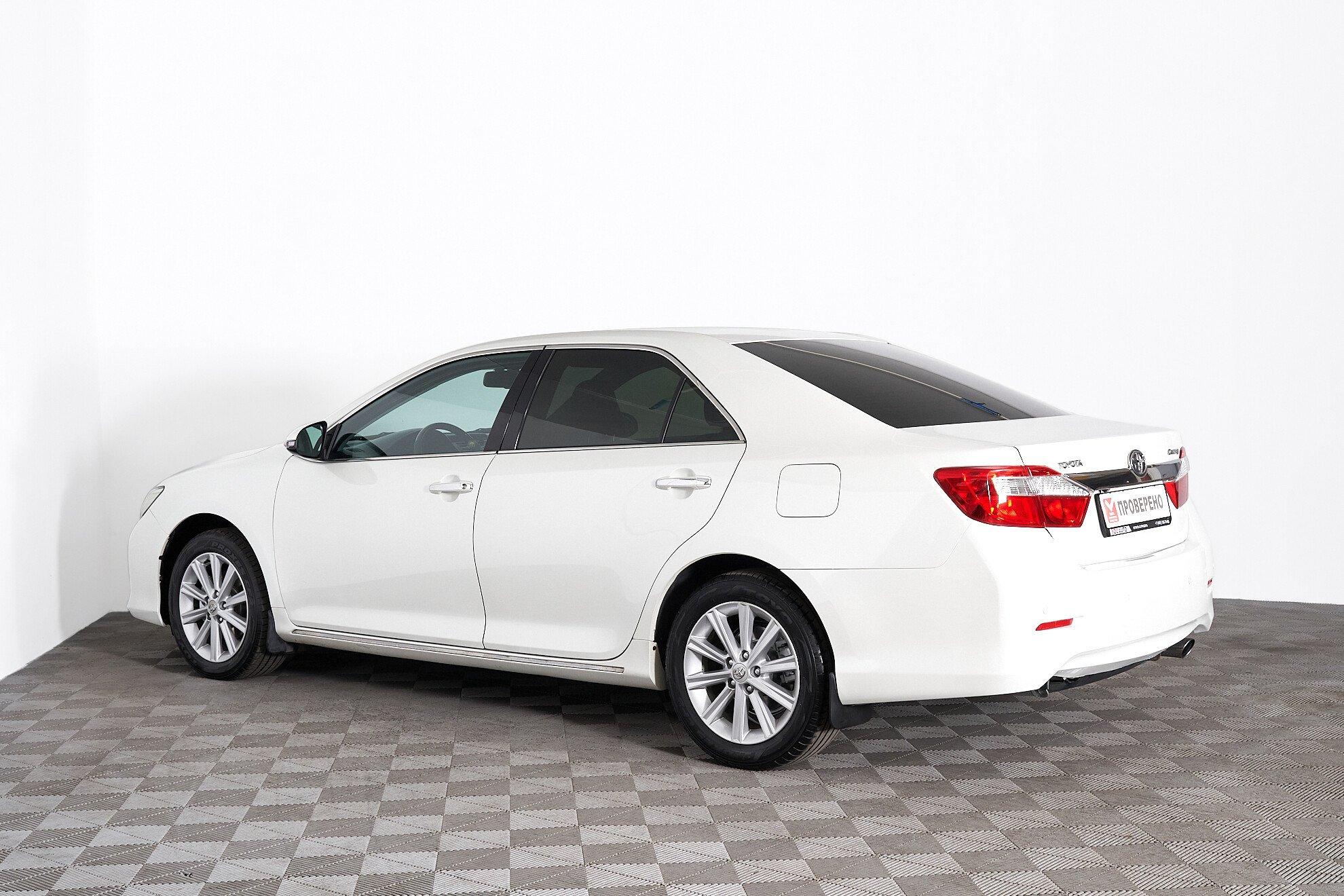 Toyota Camry 2012, белый