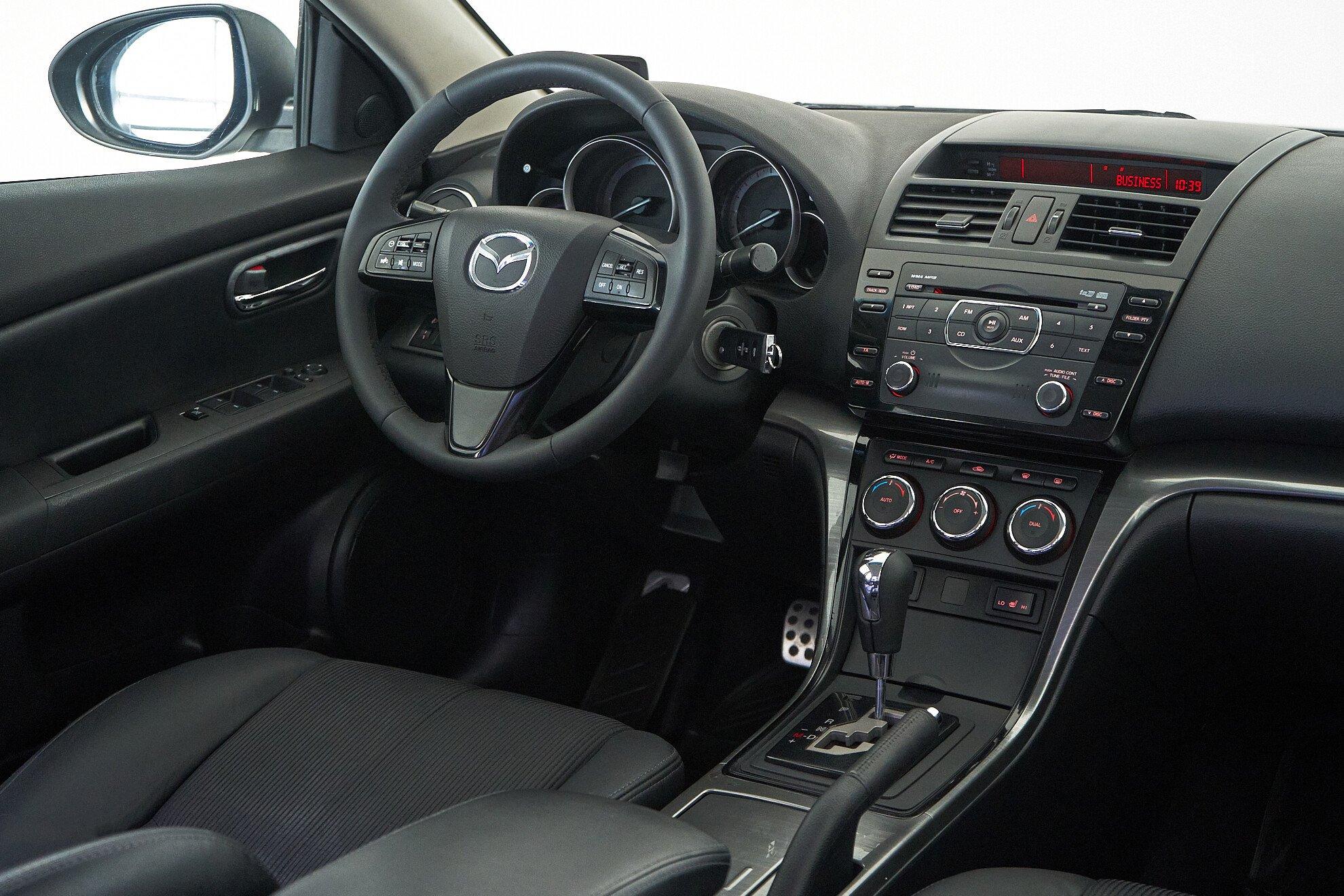 Mazda 6 2010, белый