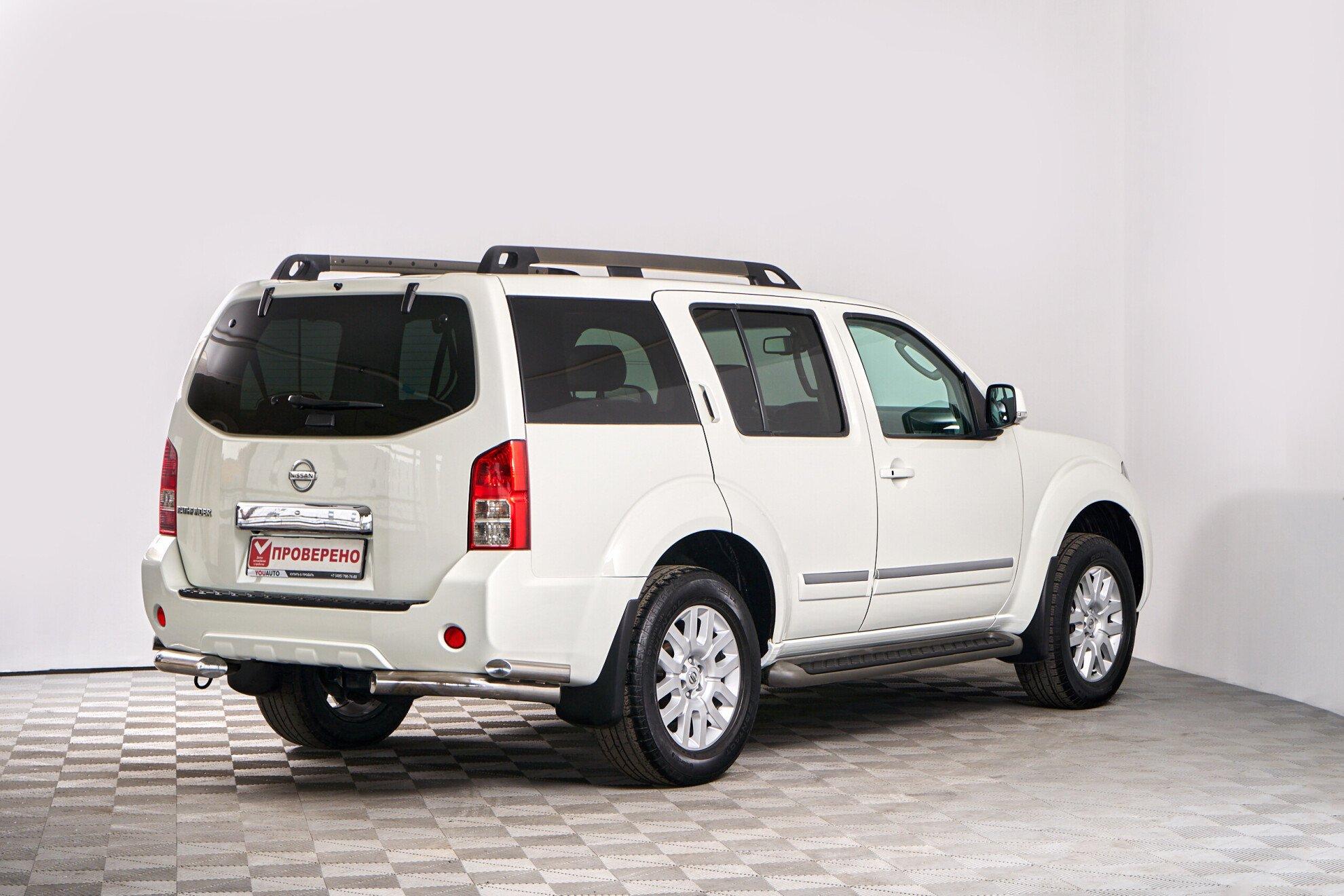 Nissan Pathfinder 2011, белый