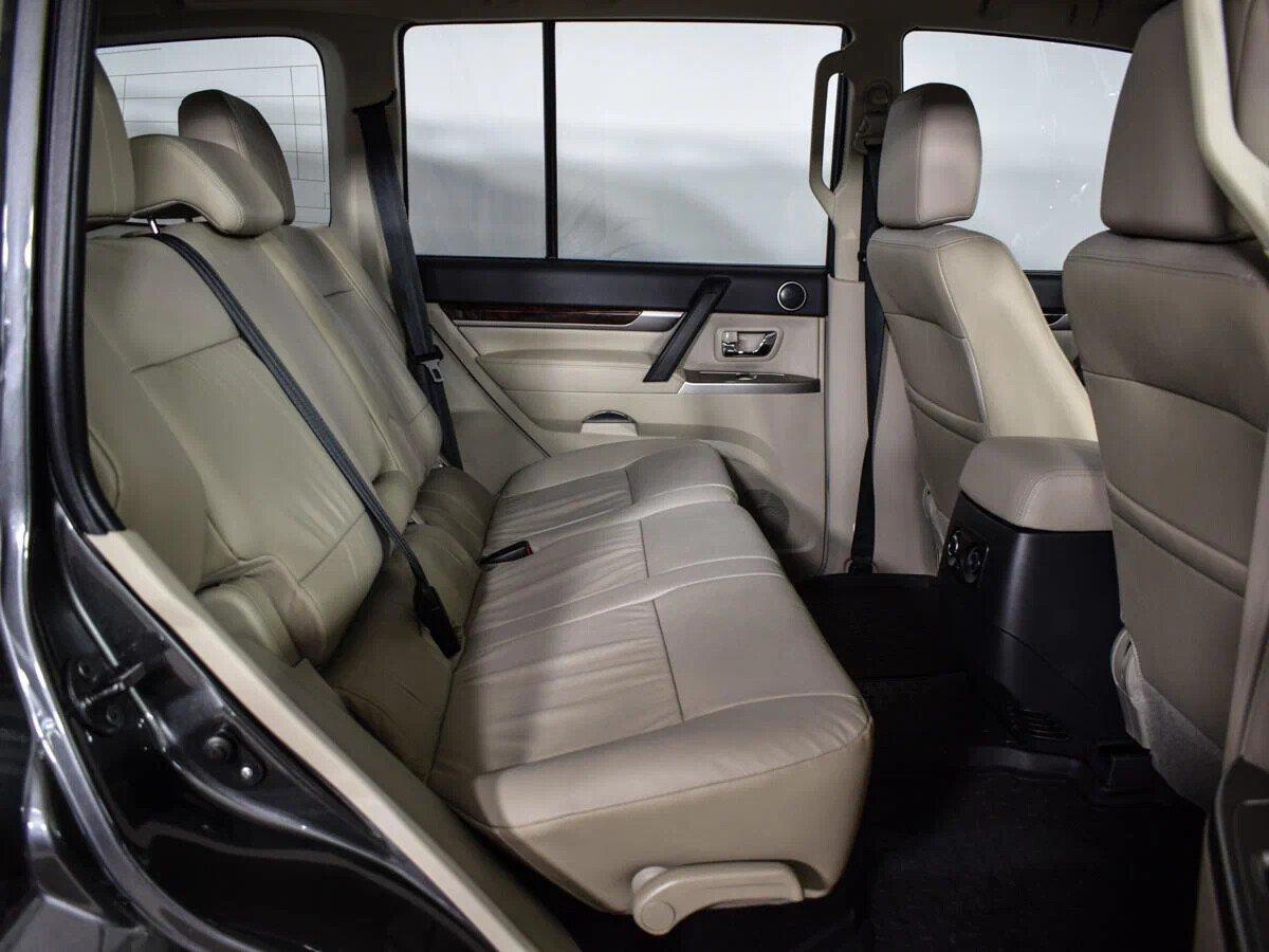Mitsubishi Pajero 2021, серый