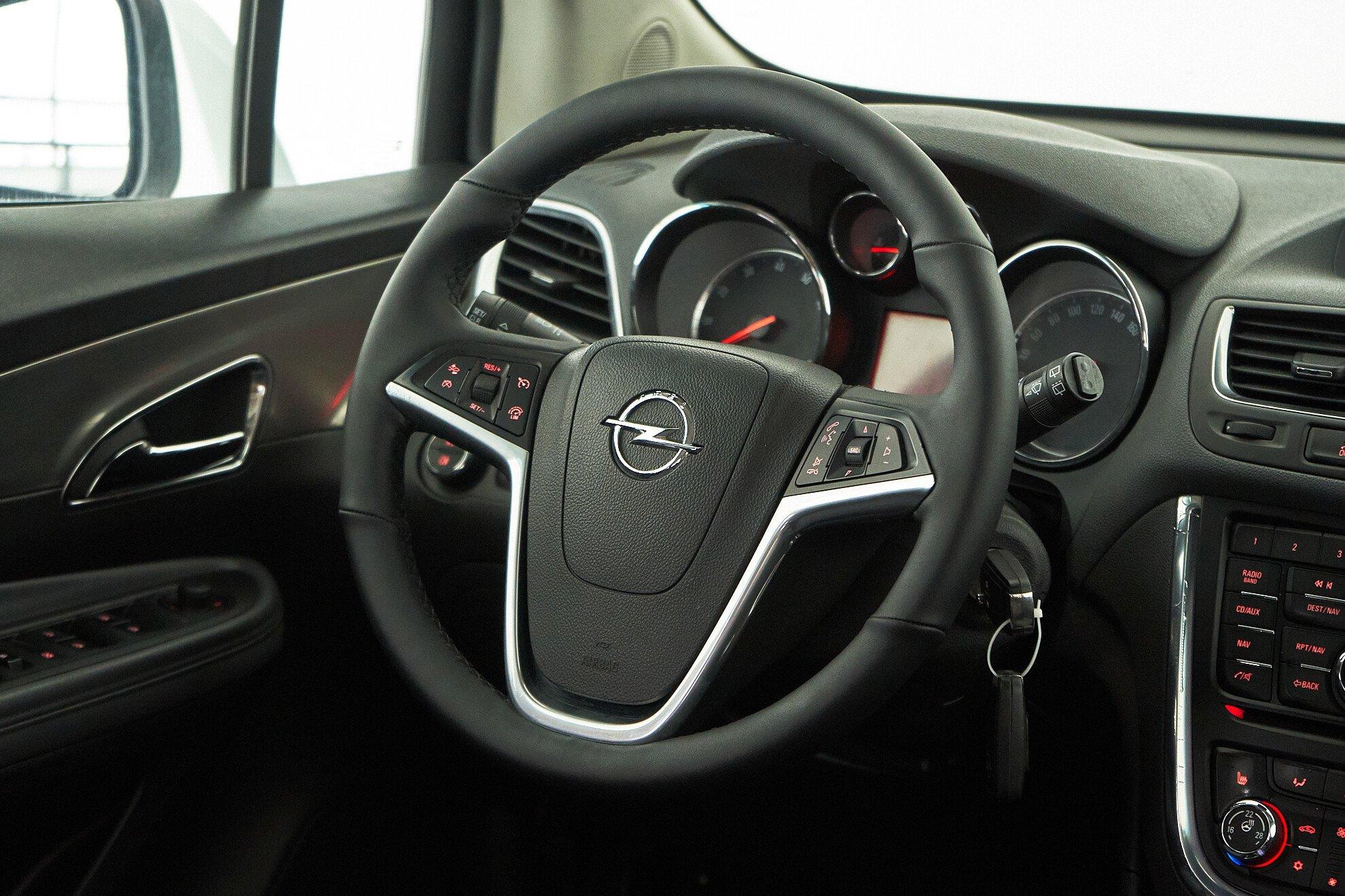 Opel Mokka 2013, белый