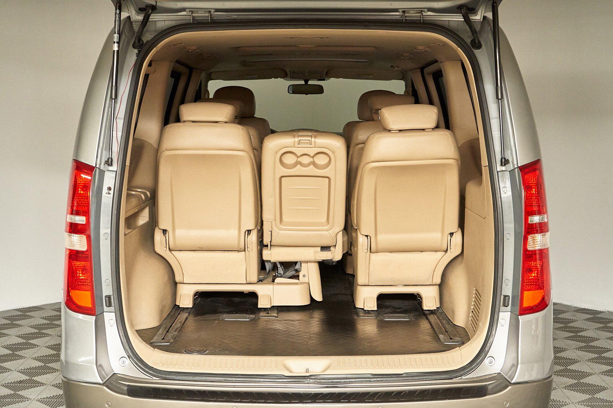 Hyundai Grand Starex 2012, серебряный