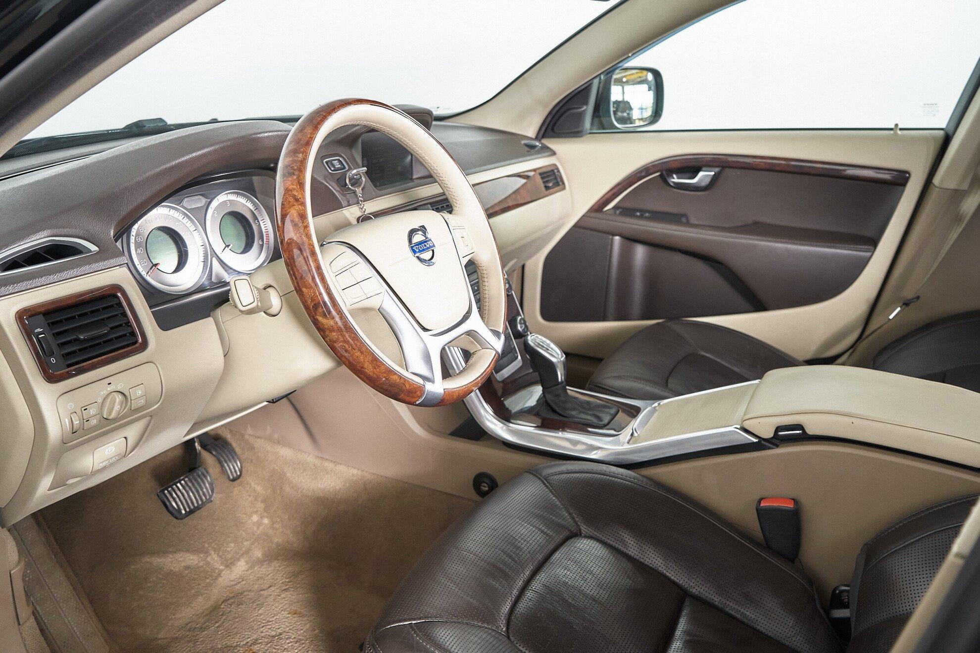 Volvo XC70 2012, черный