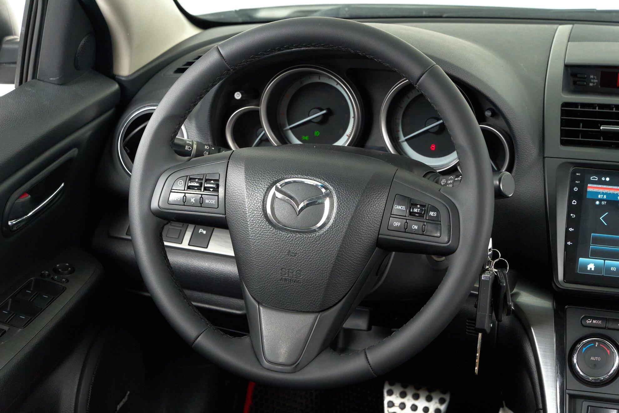 Mazda 6 2011, белый