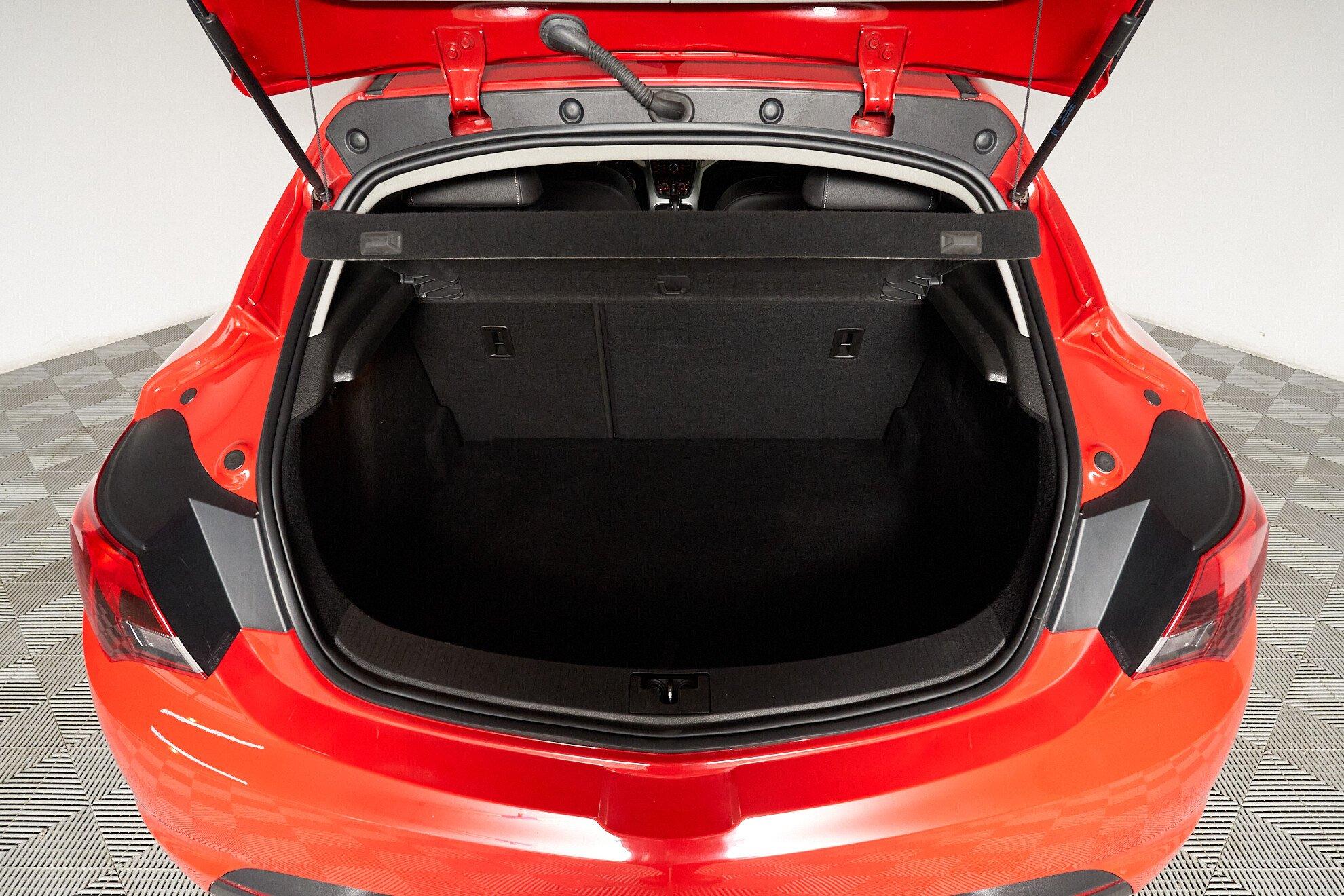 Opel Astra 2013, красный