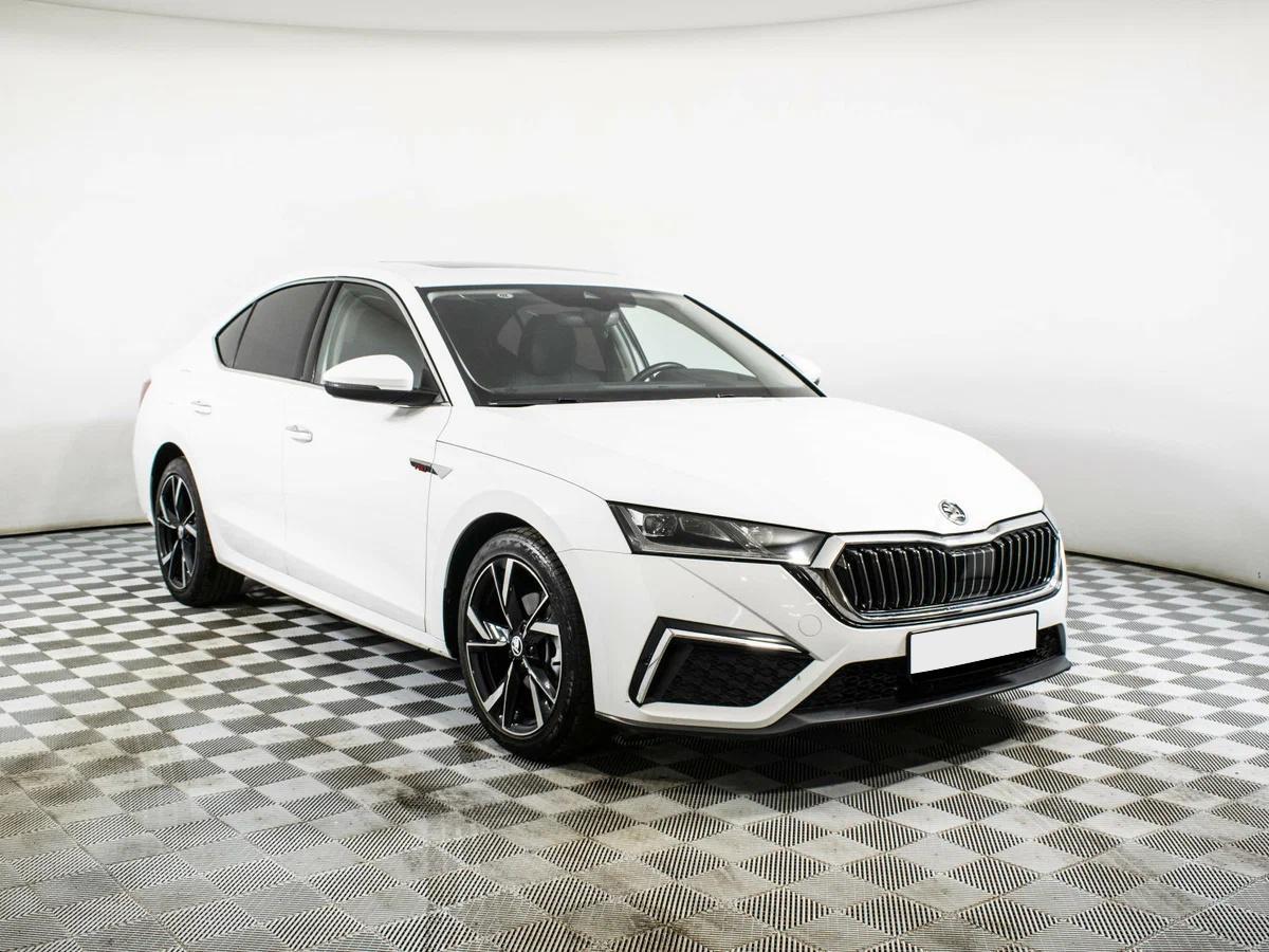 Skoda Octavia 2022, белый
