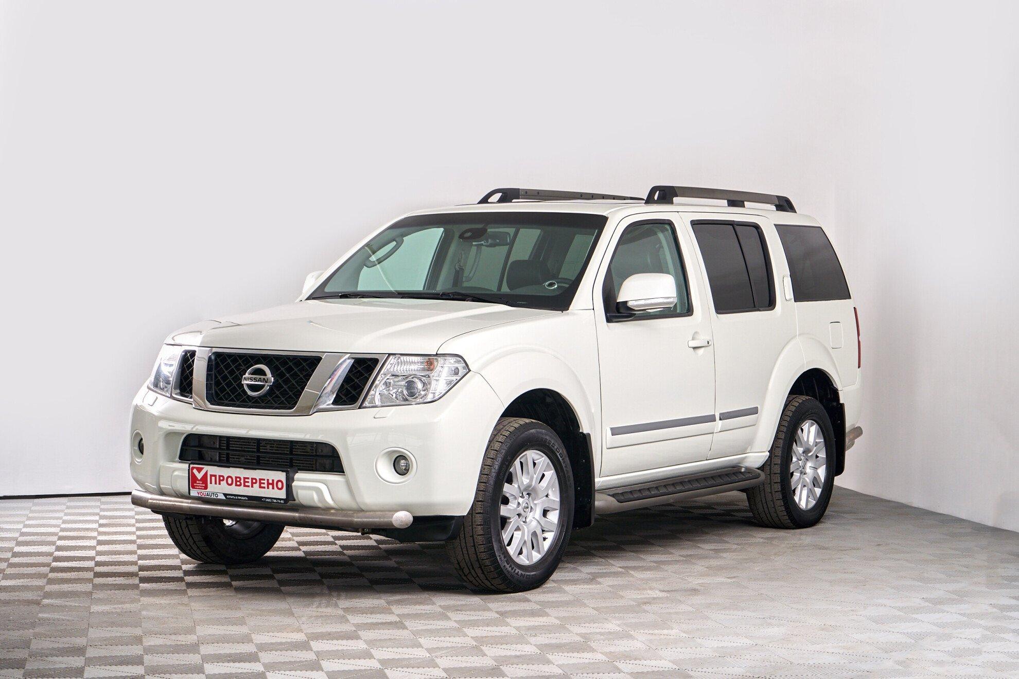 Nissan Pathfinder 2011, белый