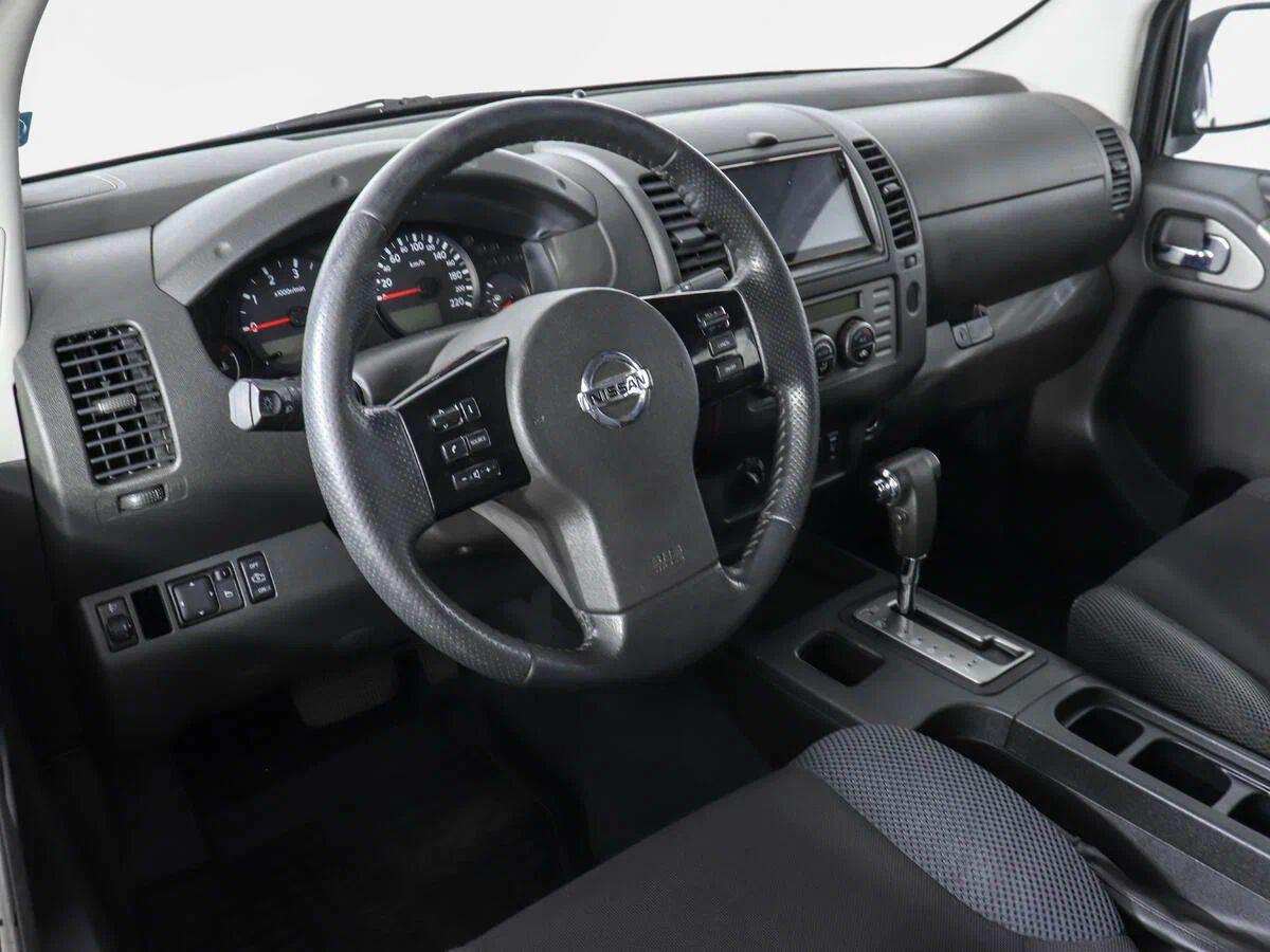 Nissan Navara (Frontier) 2009, серый