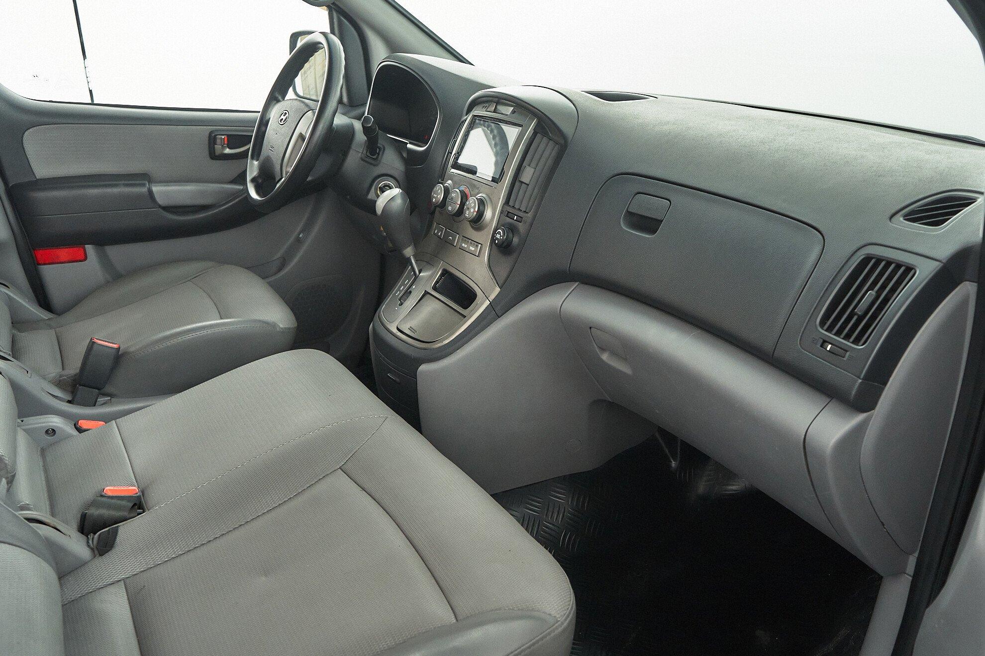 Hyundai Grand Starex 2013, серебряный