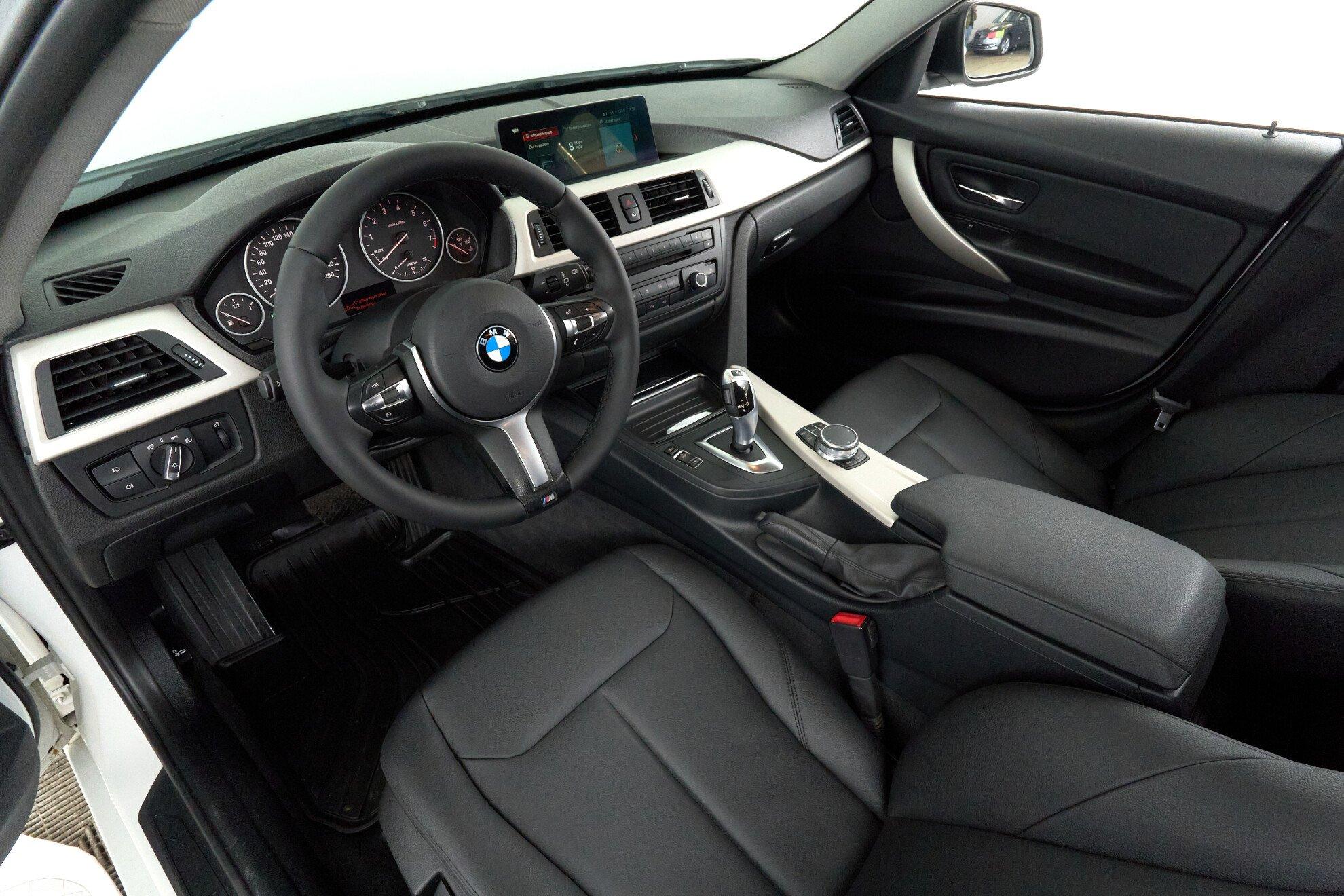 BMW 3 серии 2017, белый