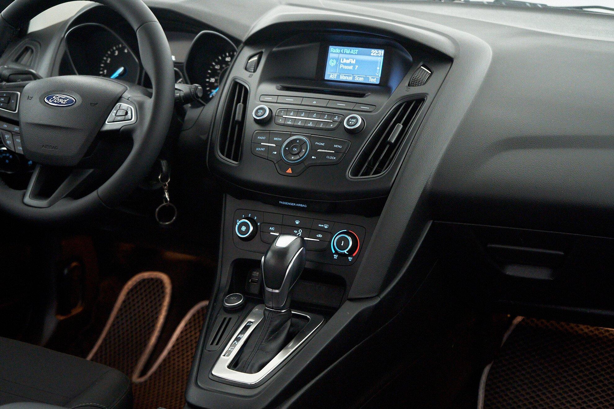 Ford Focus 2015, серый
