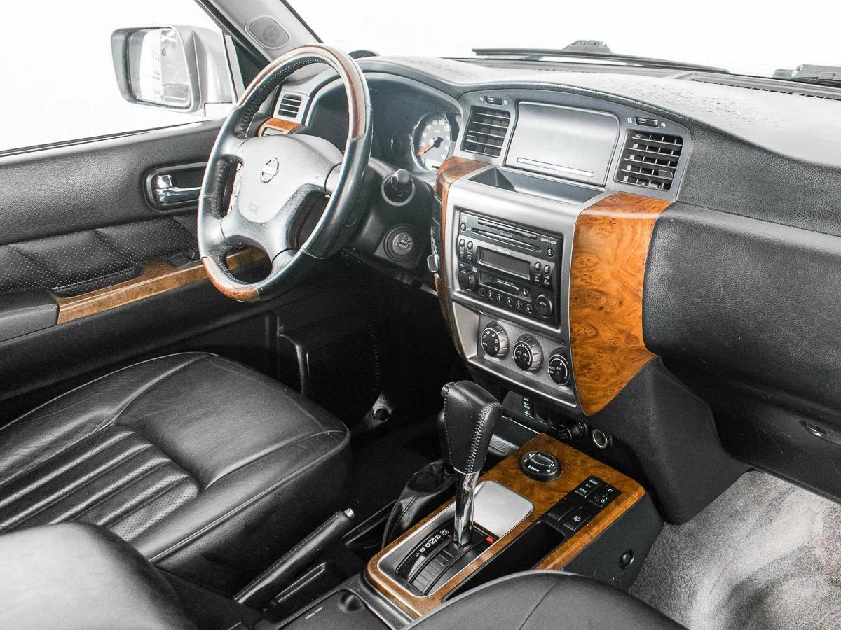 Nissan Patrol 2009, серый