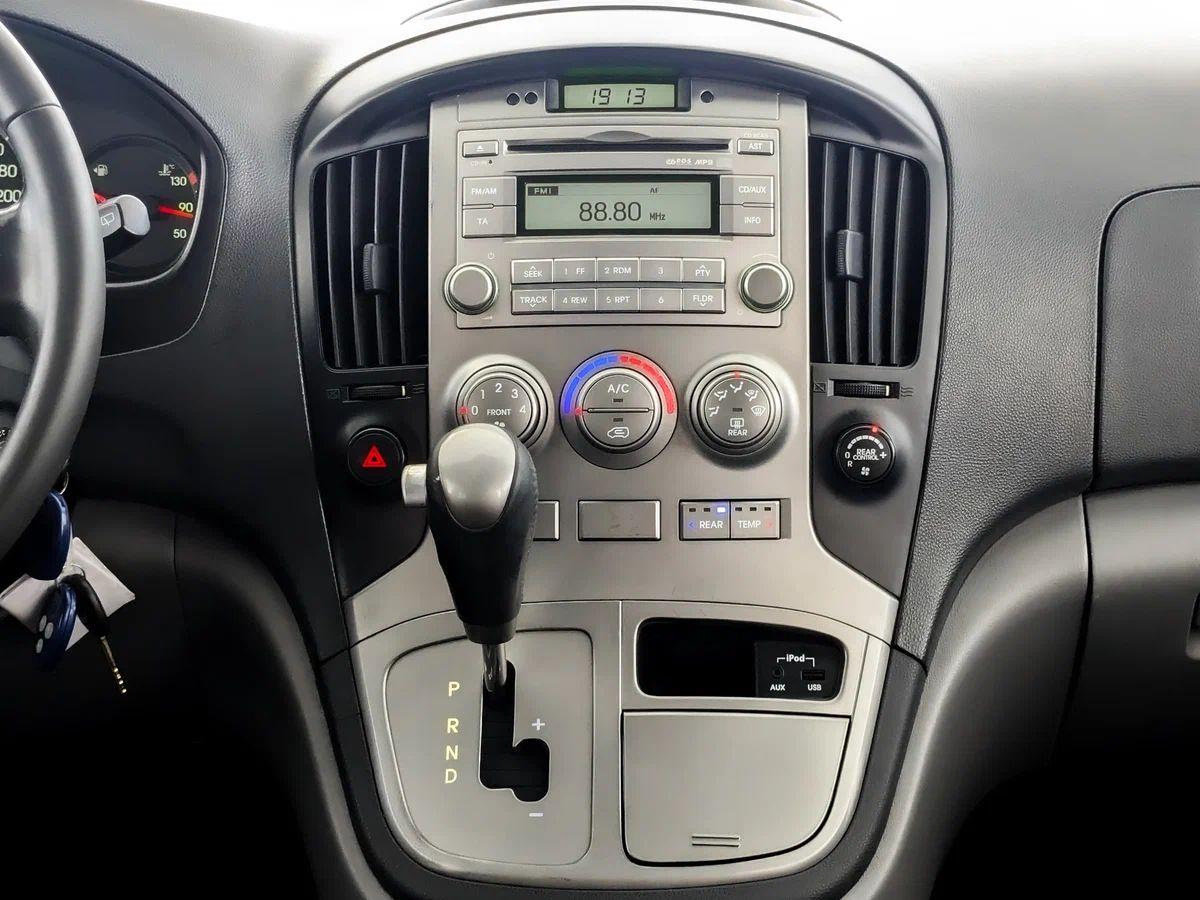 Hyundai H-1 2013, серебряный