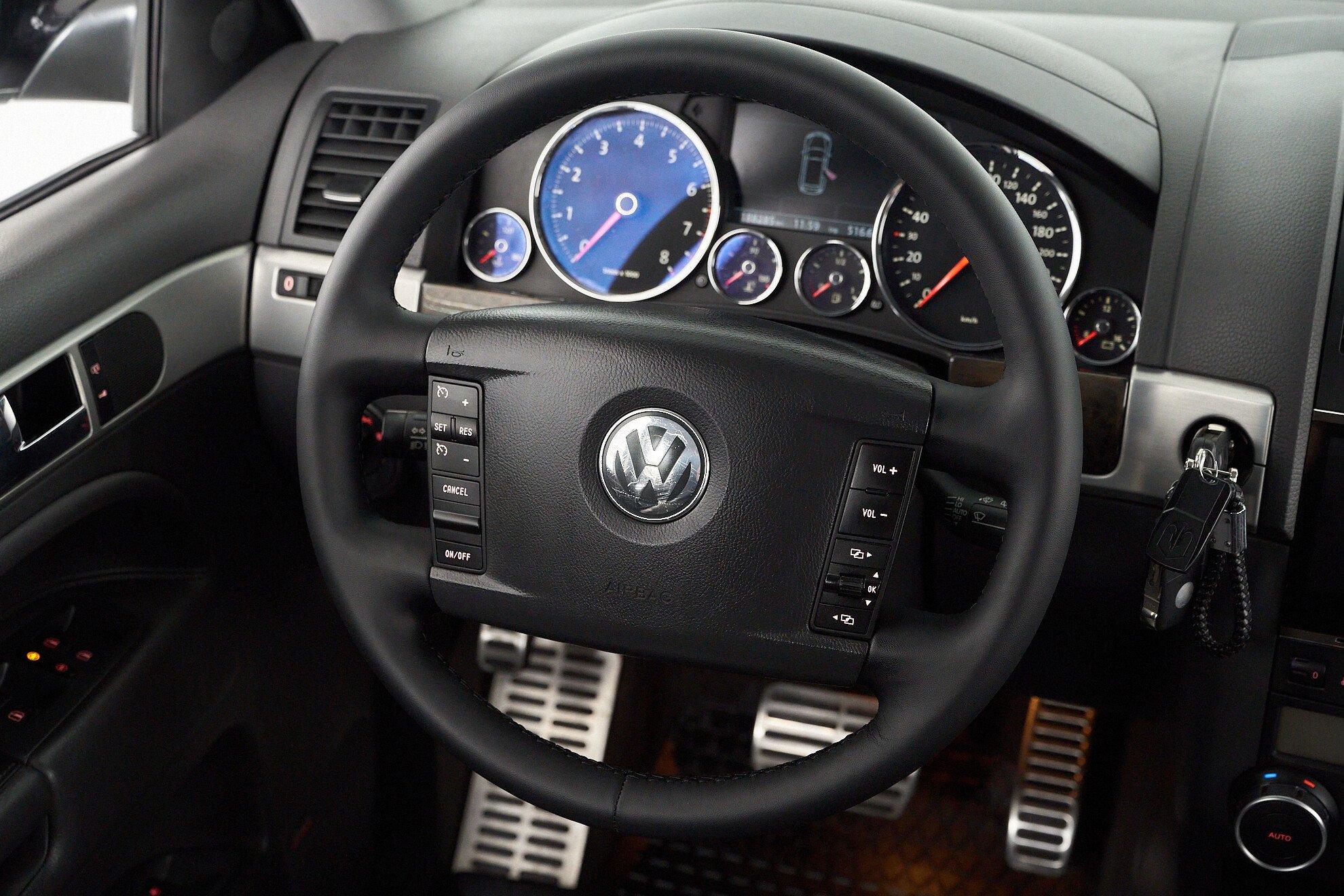 Volkswagen Touareg 2007, черный