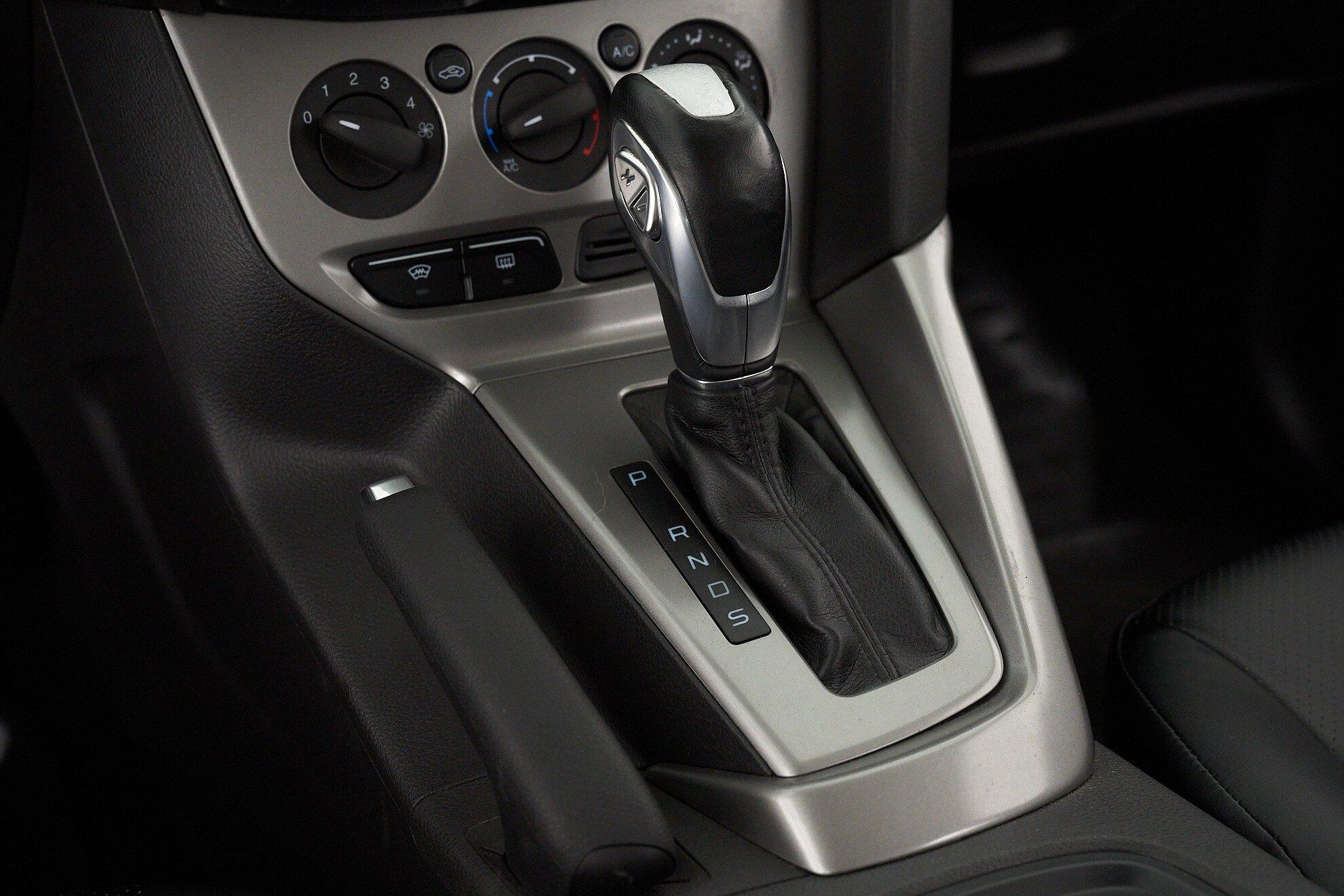 Ford Focus 2015, серый