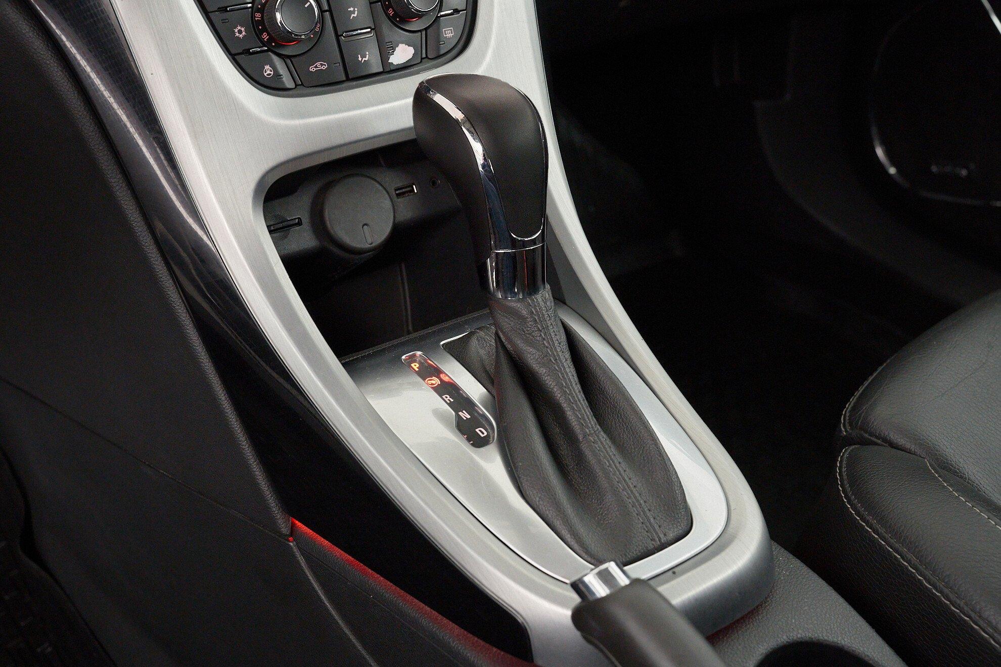 Opel Astra 2014, белый