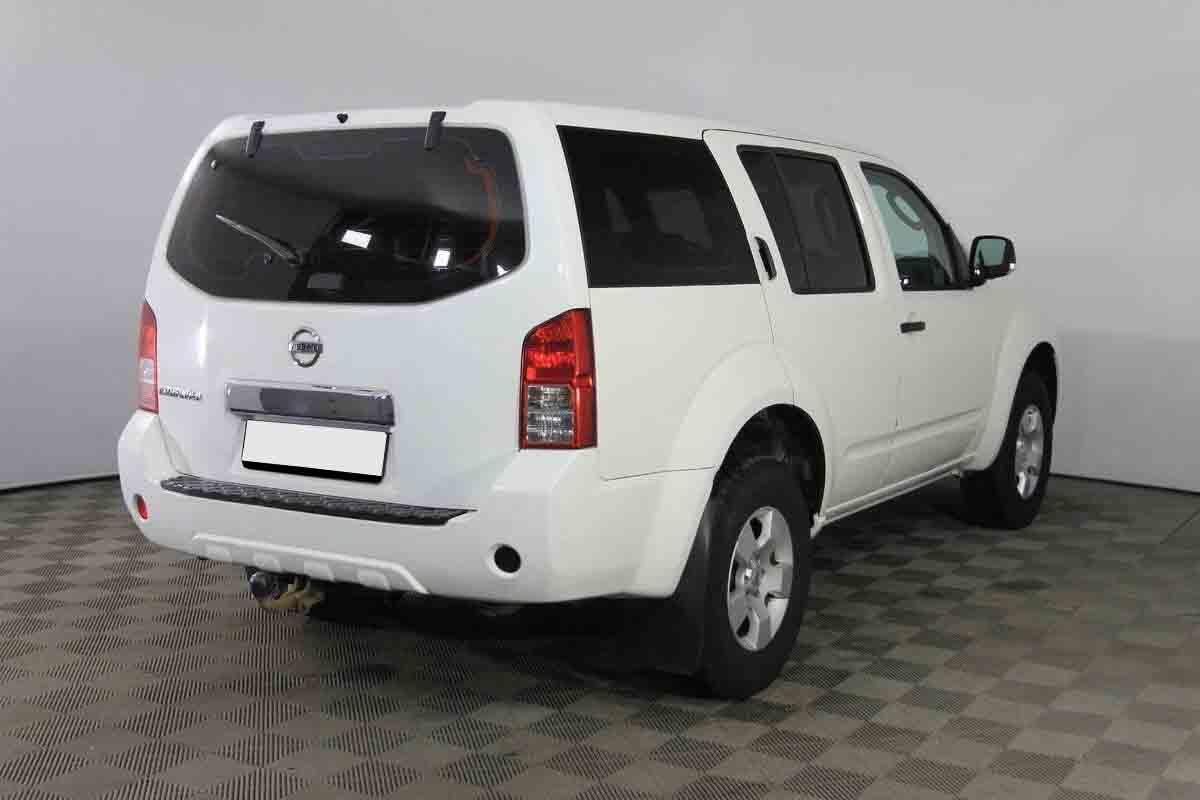 Nissan Pathfinder 2011, белый
