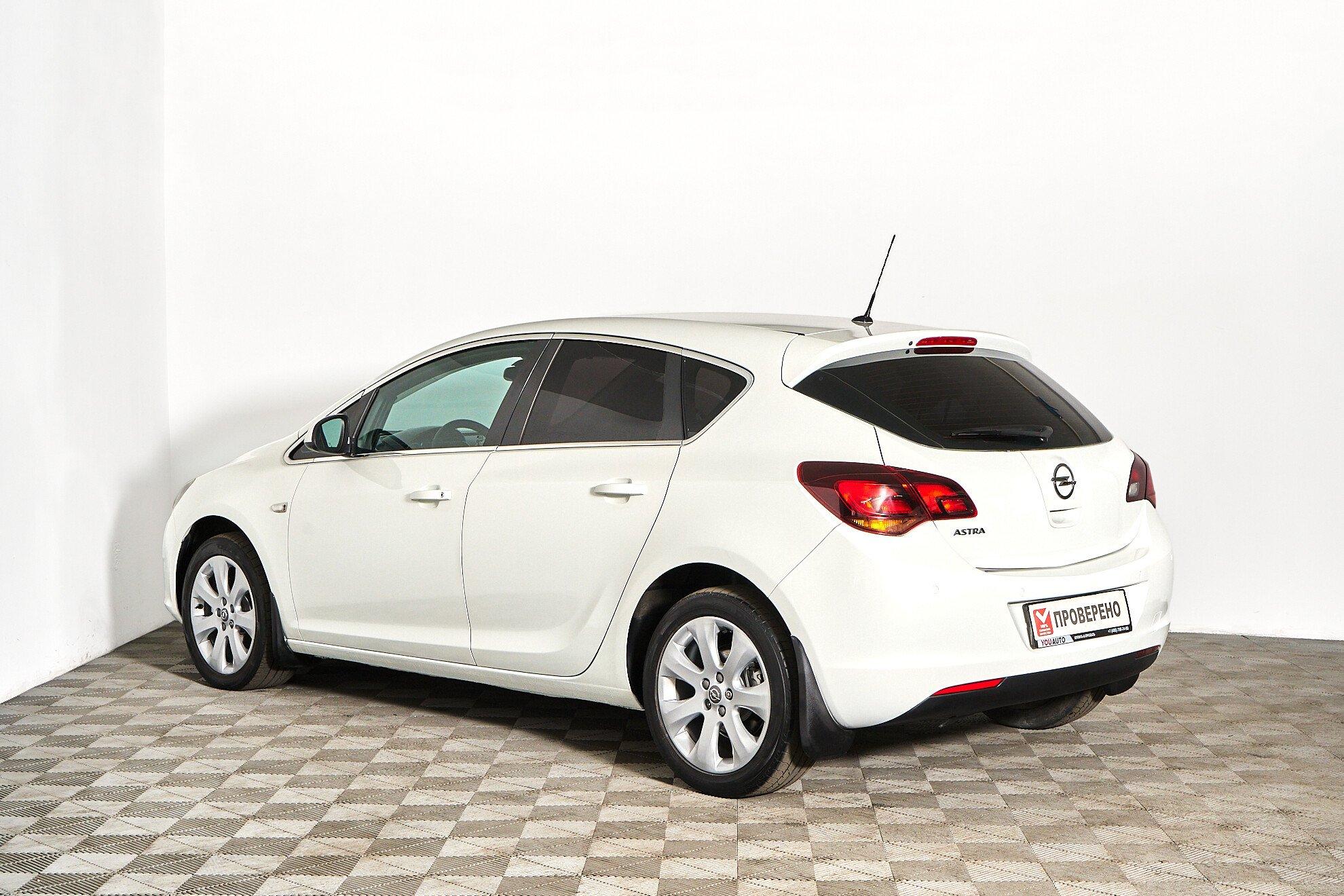 Opel Astra 2012, белый