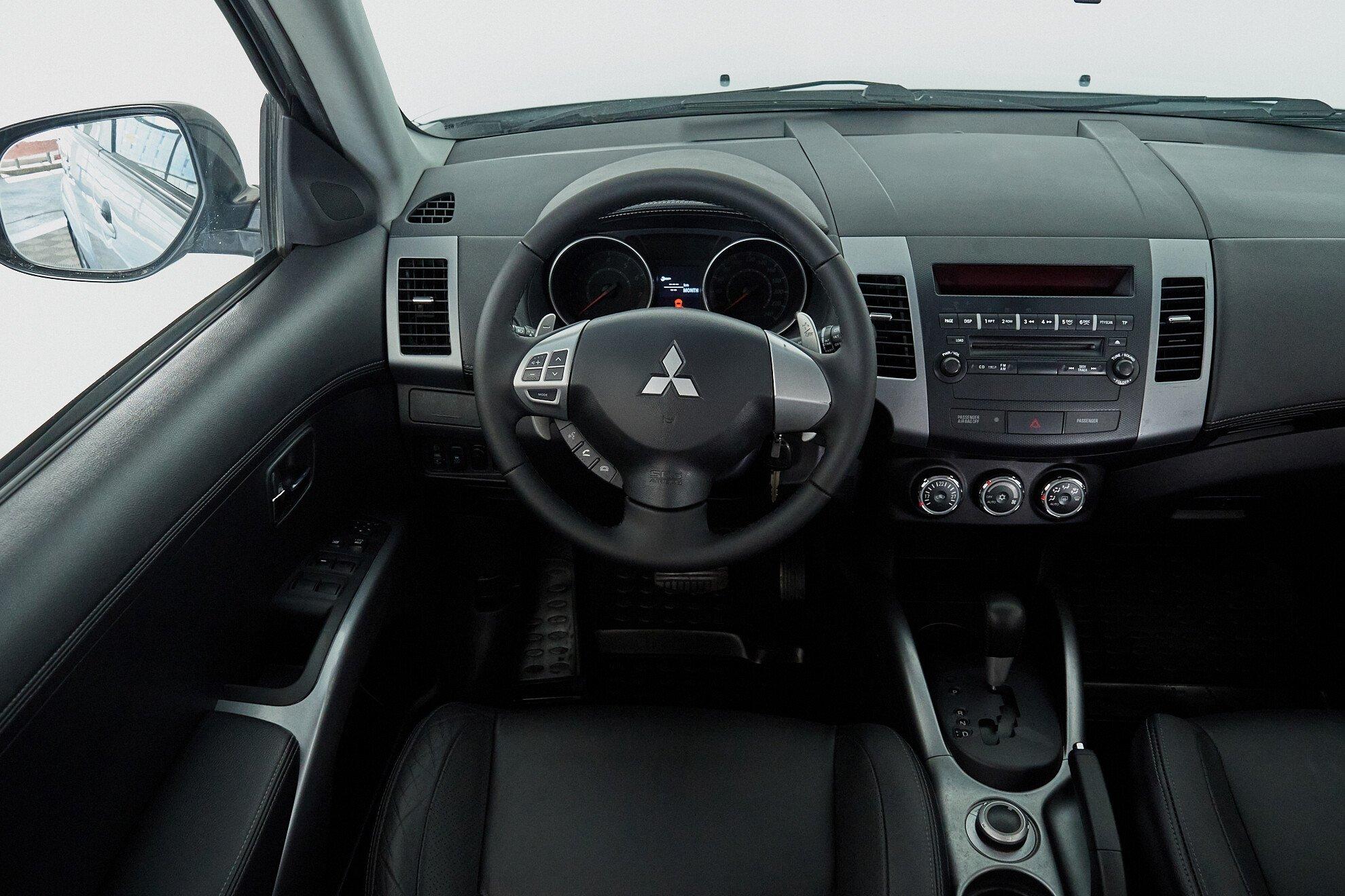 Mitsubishi Outlander 2010, серебряный