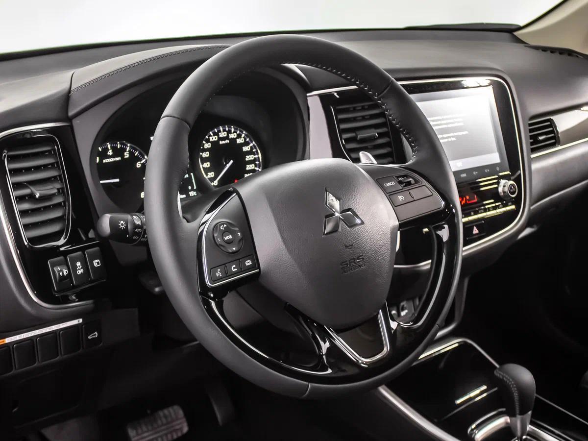 Mitsubishi Outlander 2021, серый