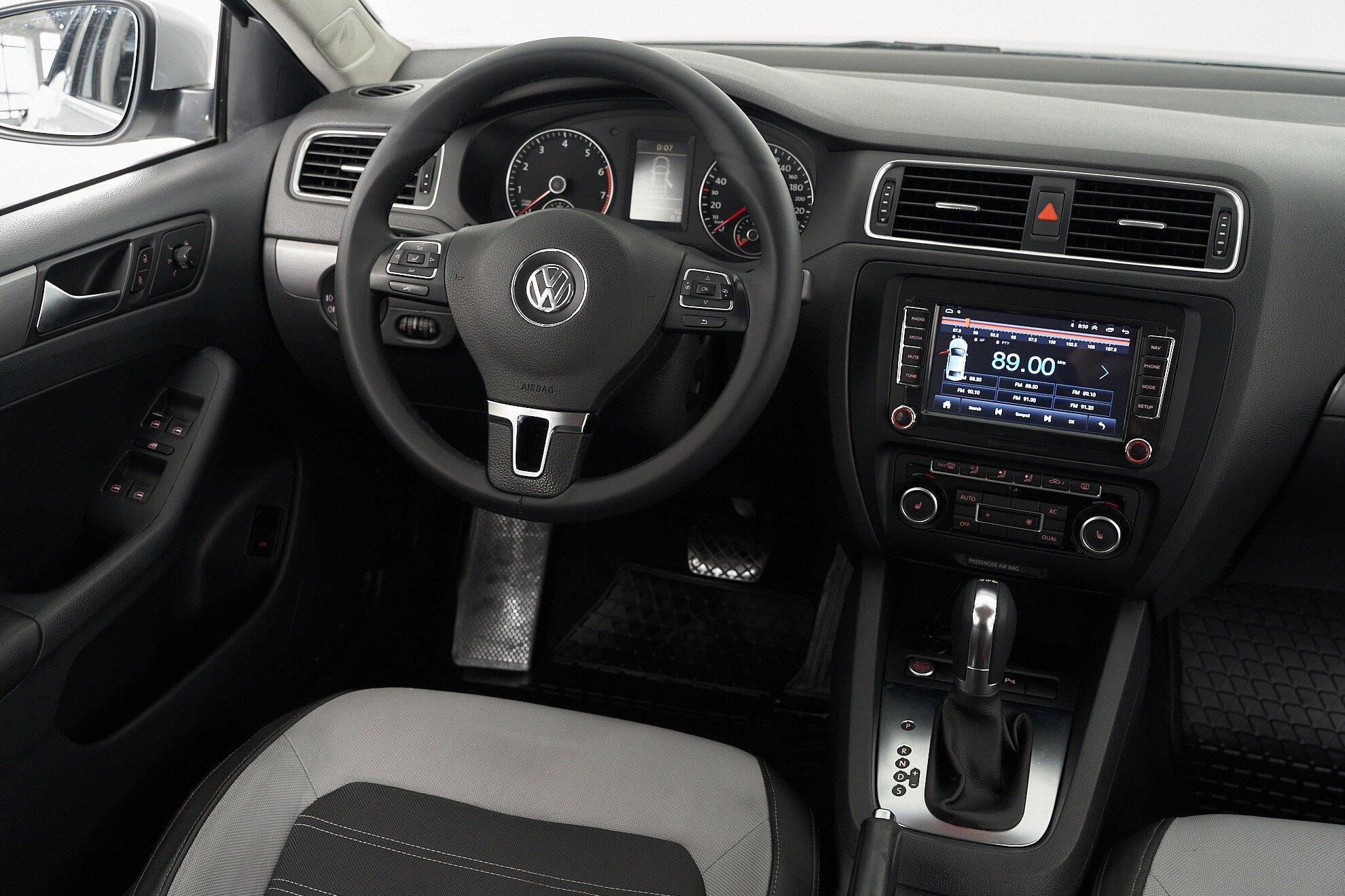 Volkswagen Jetta 2011, серебряный