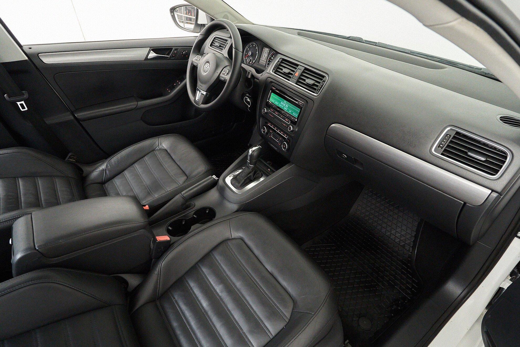 Volkswagen Jetta 2011, белый