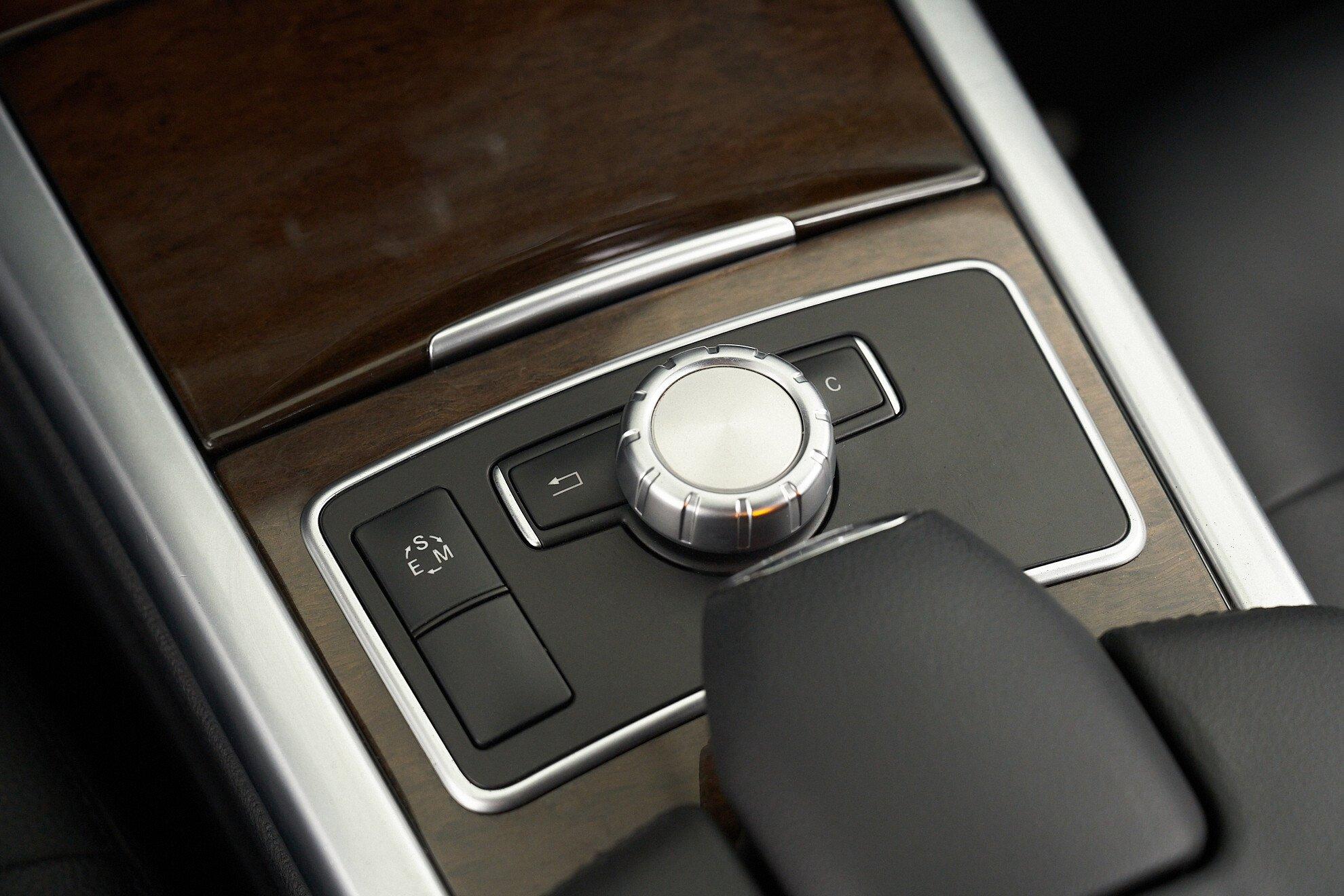 Mercedes-Benz E-Класс 2012, белый