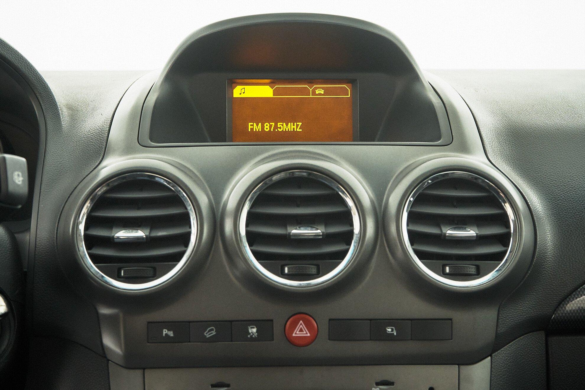 Opel Antara 2011, белый